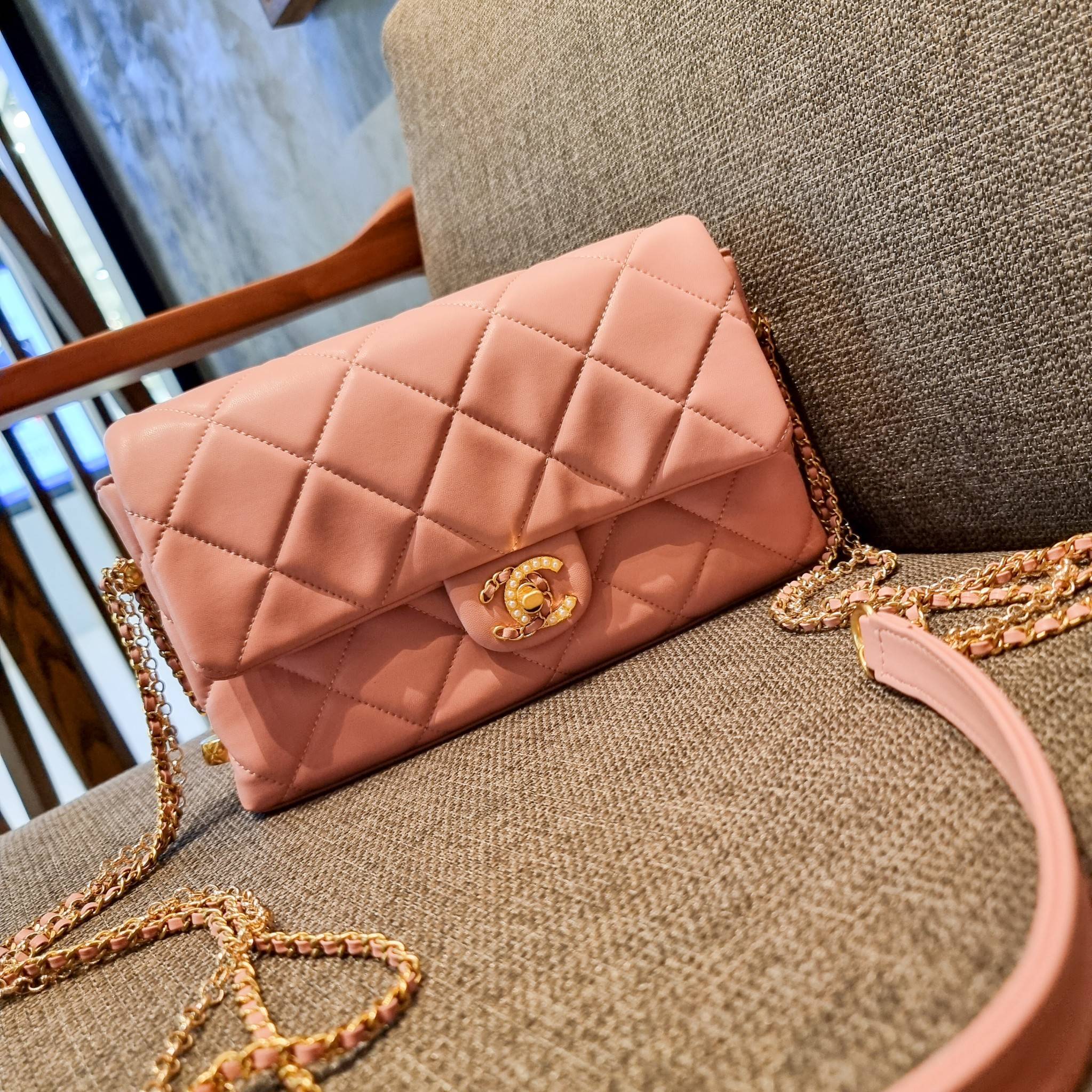 VIP 】สวยหรูพร้อมเสิร์ฟ!! กับไอเท็มสุดเลิฟจาก Chanel กระเป๋าสะพายที่สุดของความคุ้มค่า วัสดุหนังแกะนิ่มเต็มใบ เปิด-ปิดกระเป๋าด้วยตัวบิดล็อค ภายในกระเป๋าบุผ้าสวยหรู มีช่องโล่งกว้างจุของได้สบาย ใส่โทรศัพท์ กระเป๋าสตางค์ได้ มีช่องซิป 1 ช่อง ช่องย่อย 1 ช่อง ดีเ