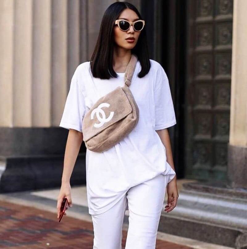 Chanel Beaute Crossbody Bag กระเป๋าถือหรือสะพายพรีเมี่ยมของเเท้จาก Chanel Cosmetic Counter VIP Gift รุ่นแนะนำวัสดุขนวูฟหนานุ่มตัดโลโก้แบรนด์หนังแก้วสวยโดดเด่น น้ำหนักเบา เปิดปิดด้วยฝาปิดกระดุมแม่เหล็ก ใบใหญ่กำลังดีใส่ ipad กระเป๋าสตางค์ใบยาว iphone เครื่อ