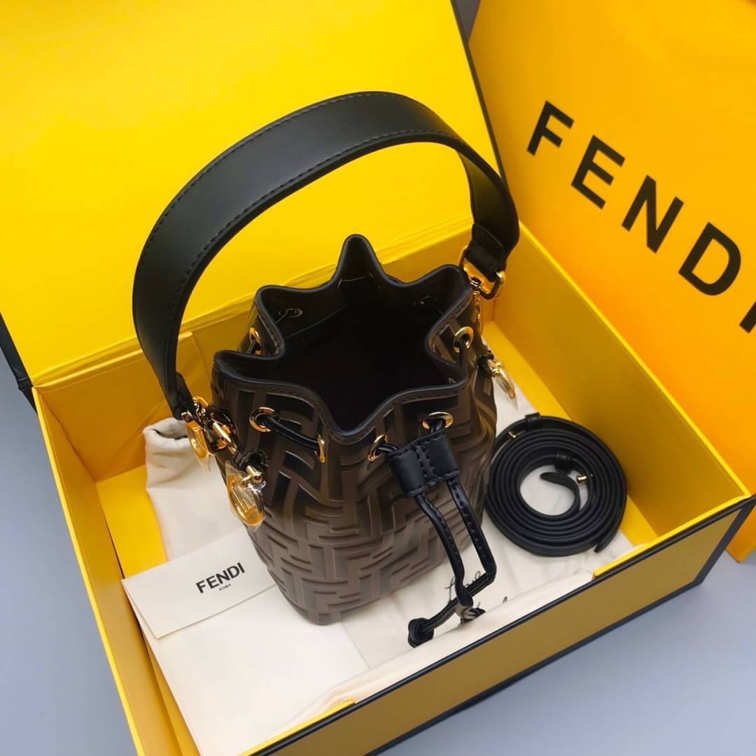 Ori Fendi MonTresor mini Bucket Bag 12cm กระเป๋าถือหรือสะพายข้าง วัสดุหนังแท้ทรงขนมจีบ ลายแบรนด์ อะไหล่ทองหรูหรา จุของได้เยอะ ตั้งอยู่ทรง ด้านในโล่ง มี2สาย สายสั้น+ยาว ถอดสายได้ Crossbody ได้ สายยาวปรับระดับได้ คุ้มสุดๆ ใบนี้ไม่ควรพลาดค่ะ ดาราเซเลปใช้กันเ