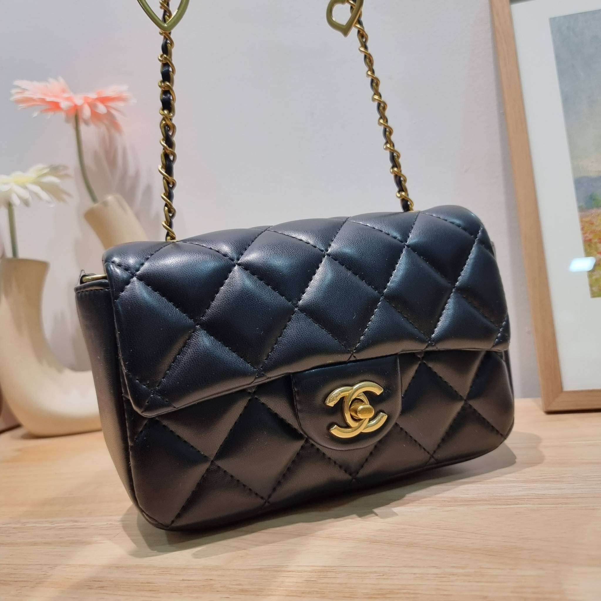 CHANEL GIFT SET สุดหรูชวนให้สะสมส่งท้ายปี กับไอเท็มลิมิเต็ดและ best seller พร้อมเสิร์ฟครบชุด สุดคุ้ม มาพร้อมกระเป๋าสะพายถึง 2 ใบ เด็ดทั้งคู่ๆ วัสดุหนังวัว และยังไม่พอ มีกระเป๋าสตางค์แถมให้ไปอีก 1ใบ สวยครบจบในเซ็ทเดียว!!