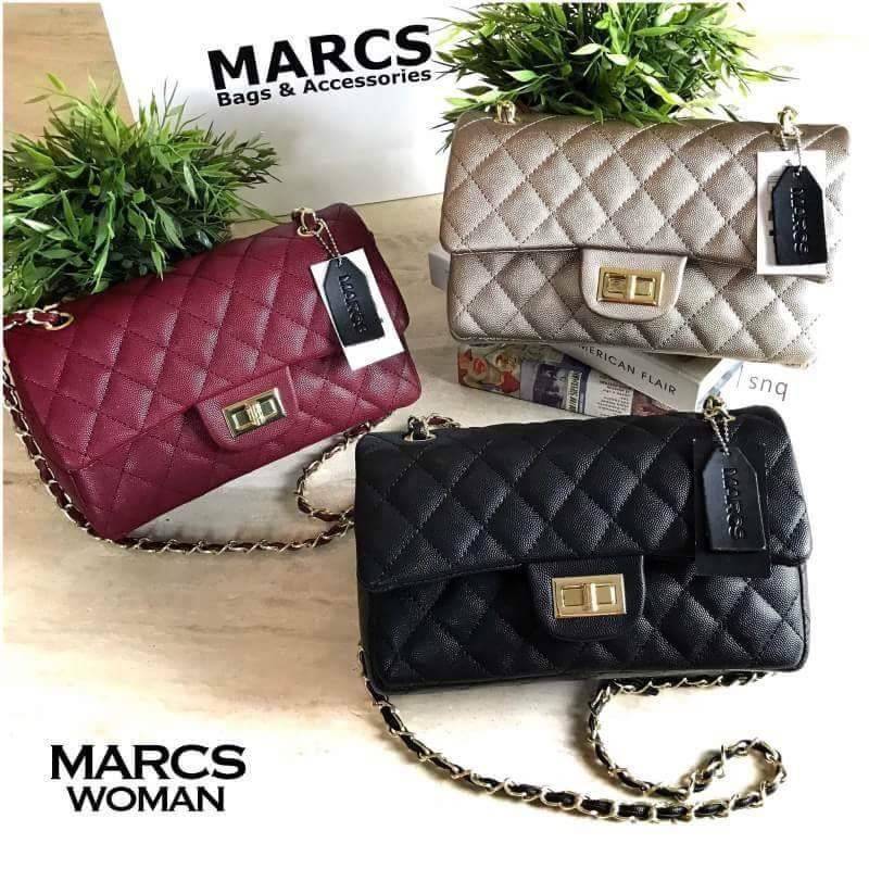 MARCS WOMAN QUILTED CHAIN SHOULD BAG BEST SELLER! ดีไซน์ยอดนิยมสุด classic กระเป๋าสะพายหนังคาเวียร์ อยู่ทรง เดินเส้นลายตารางสวยหรูสไตล์ Chanel เปิดปิด ด้วยตัวล็อคบิด พร้อมฝาปิดกระดุมแม่เหล็ก มีช่องใส่ของ หลายช่องทั้งบริเวณด้านหน้า, ฝาปิด ภายในกว้าง และจุ 