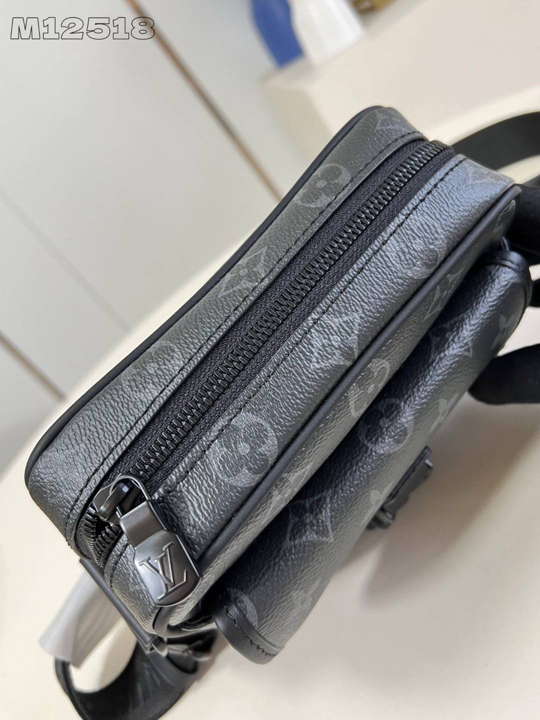 สลับแท้ LV Getaway Messenger Monogram Eclipse Bag กระเป๋าแมสเซนเจอร์ แคนวาสขนาดกะทัดรัดสมบูรณ์แบบสำหรับสุภาพบุรุษ กระเป๋าสะพายเฉียงผสานดีไซน์มีระดับเข้ากับความสะดวกสบายอย่างลงตัว