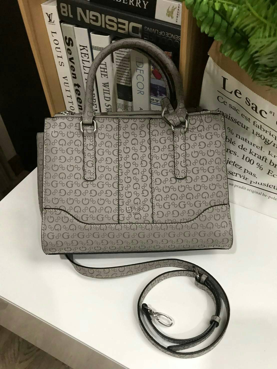 GUESS WOMAN SINGNATURE HANDBAG 2019 กระเป๋าสะพายรุ่นใหม่ล่าสุดจาก GUESS FACTORY หนังสวยอยู่ทรงปั้มลาย Singnature รอบใบ ด้านหน้าประดับโลโก้แบรนด์ ภายในมีโลโก้ ซับในลายแบรนด์ มีช่องแบ่งหลายช่องทั้งช่องซิปและช่องเล็ก ใส่ของแยกเป็นสัดส่วนสะดวกใช้ ขนาดกำลังดีส