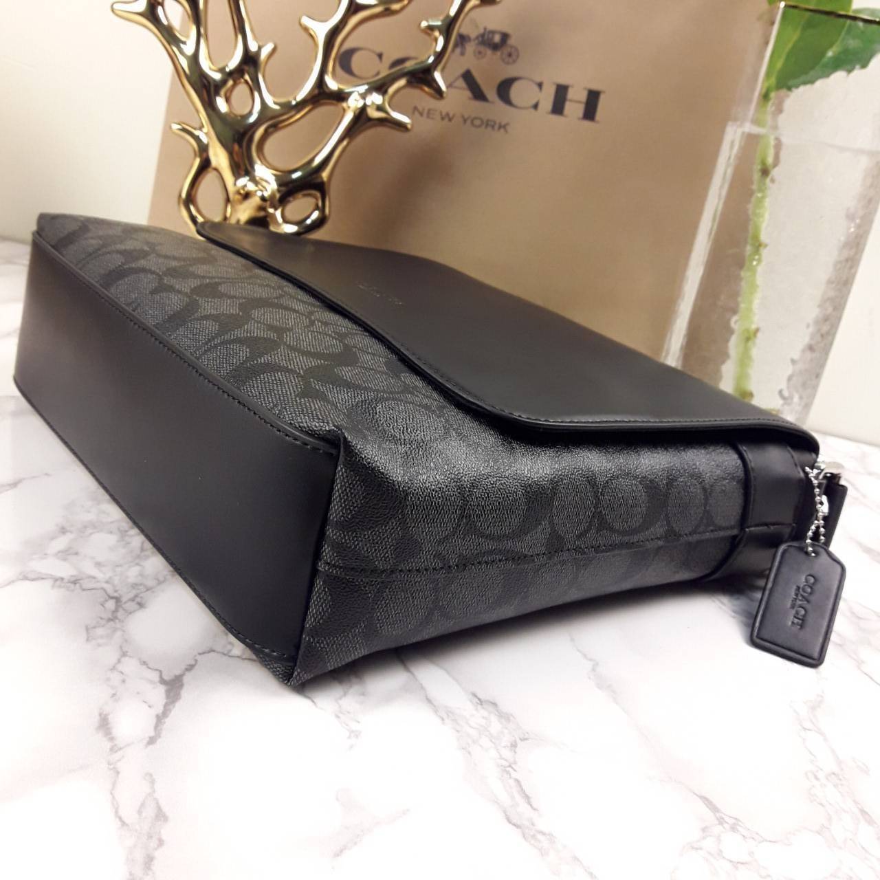 COACH CHARLES SMALL MESSENGER IN SIGNATURE (F54771)🌲ทั้งหล่อ ทั้งเท่มากๆขนาดนี้ ไม่ควรพลาด !! //สะพายข้างใบใหญ่ Unisex ใช้ได้ทั้งชายและหญิง // วัสดุแคนวาส ผสมหนังแท้อย่างดี อยู่ทรงสวย คุณภาพสุดๆ ฝาเปิดกระเป๋า ล็อคด้วยตัวล็อคแม่เหล็ก แน่นหนามากๆ ช่