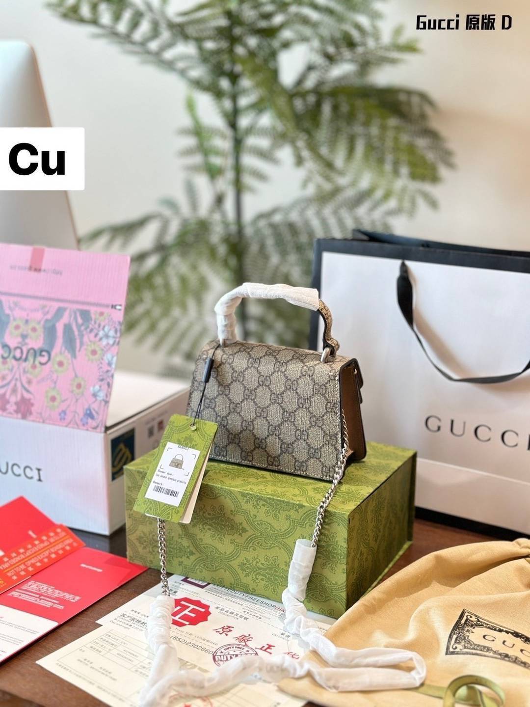 GUCCI Dionysus mini top handle bag กระเป๋าสะพายพร้อมหูจับในตัวรุ่นสุดคลาสสิควินเทจ ไซส์มินิน่ารักให้สาวๆใช้งาน และพกพาได้สะดวก ดึงดูดและสะกดสายตาด้วยอะไหล่ดีเทลหรู