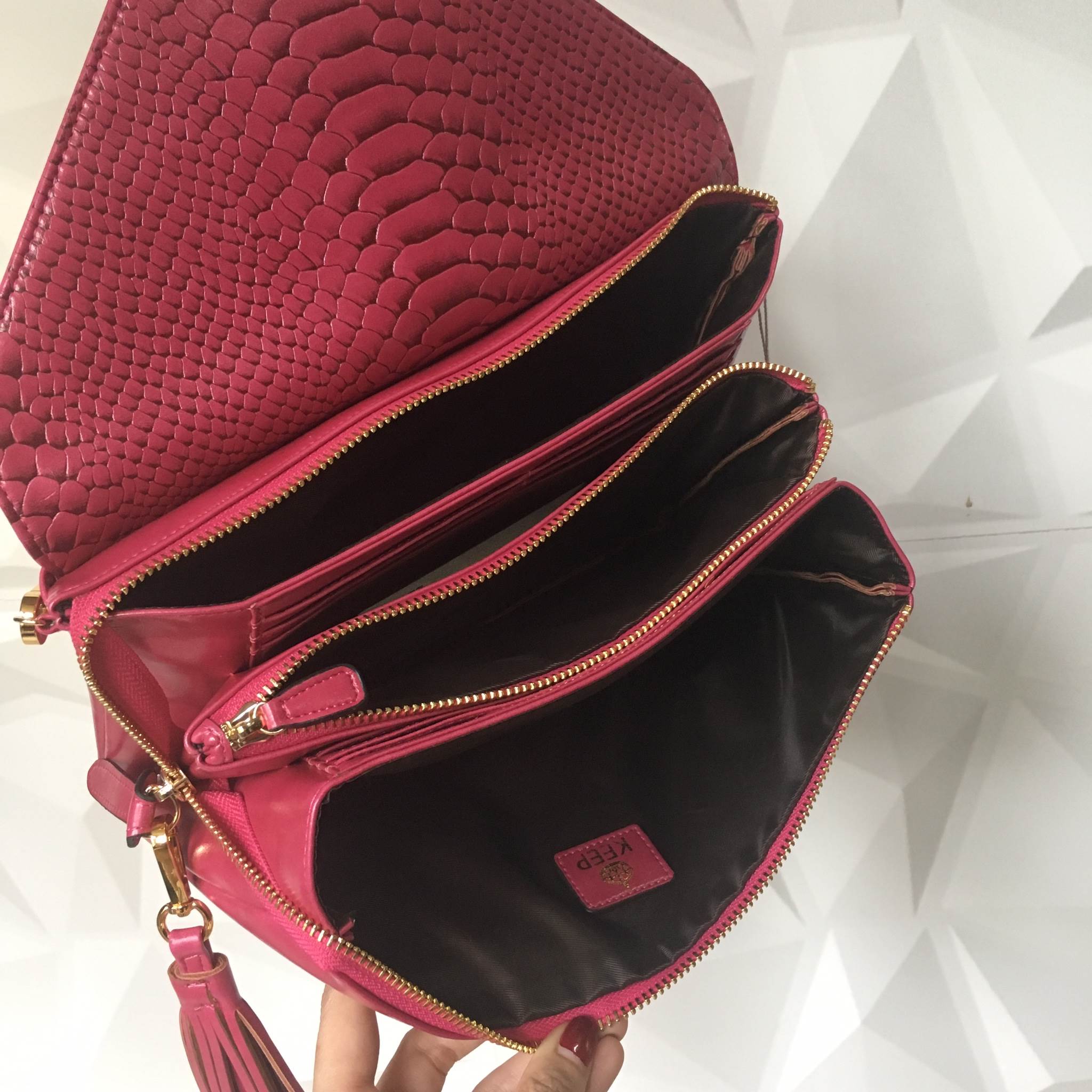 มาตามคำเรียกร้องคะสำหรับ size นี้ รอบนี้ ได้ ของ KEEP BRAND มาคะ รับรองความสวย 😍กระเป๋า KEEP Doratry shoulder &clutch bag ตัวกระเป๋าผลิตจากหนังแกะเทียม ตัดกับ ลายงู ลายหนังชัดเจน สวย อะไหล่ทองเพิ่มความหรูให้กับกระเป๋าสุดๆคะ 🌵จุดเด่นคือ สาม