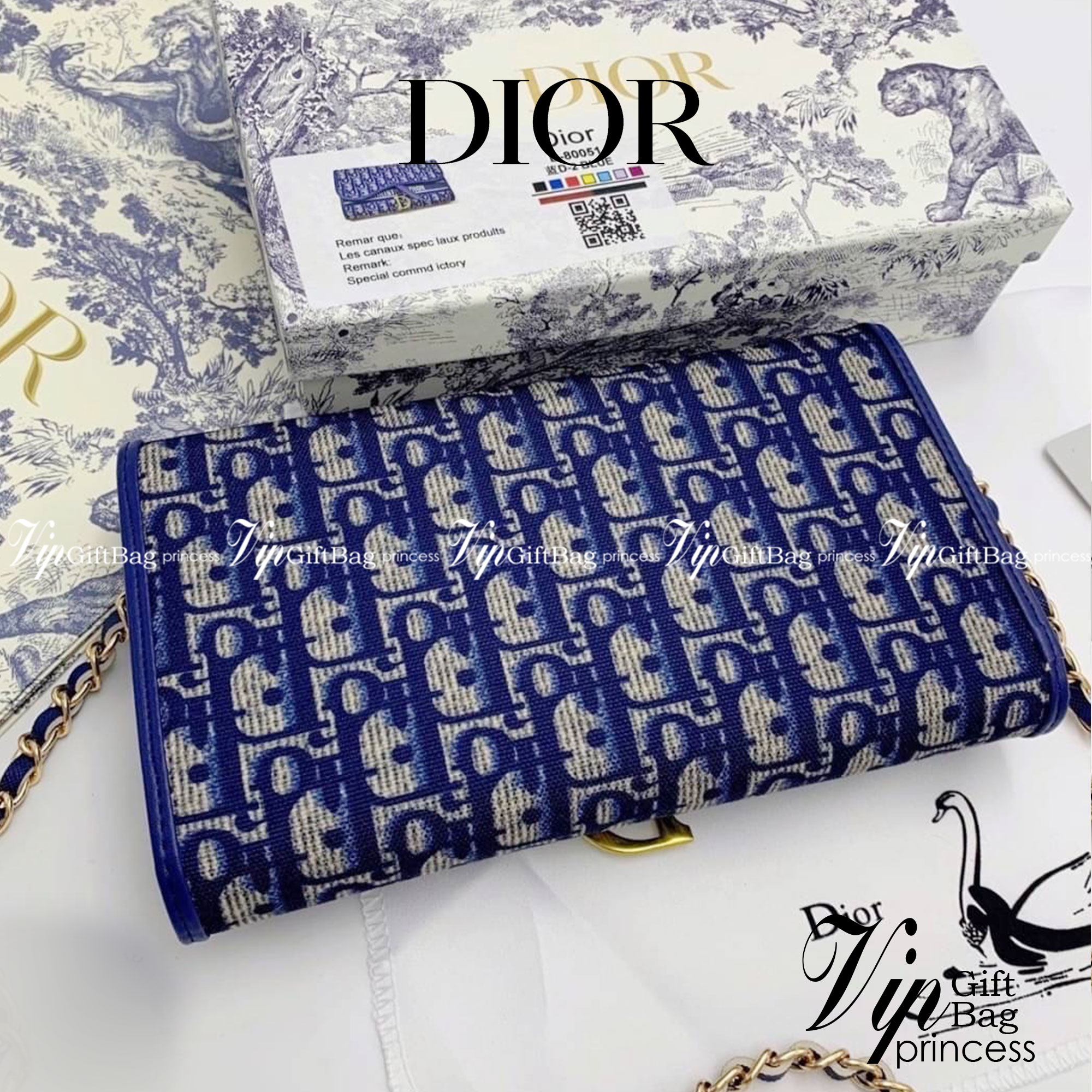 DIOR LONG WALLET WITH CHAIN MONOGRAM / DIOR WALLET กระเป๋าสตางค์ใบยาวพร้อมสายสะพายโซ่อะไหล่ทองสลับหนัง ขนาดกำลังน่ารัก เป็นเอกลักษณ์ของความหรู วัสดุแคนวาสแท้และผ้า Jacquard อย่างดี ผสมผสานความสง่างามและคลาสสิกที่เข้ากับยุคสมัย ด้านหน้าโดดเด่นด้วยซิกเนเจอร