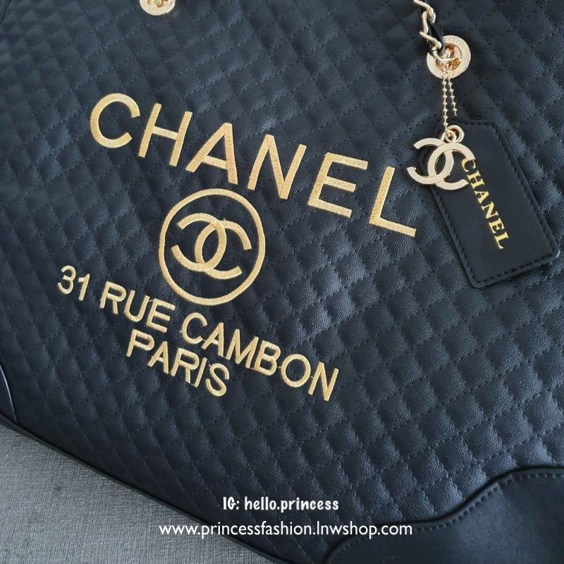 Vip Gift Premium Gift พรีเมี่ยมกิ๊ฟ แท้💯 สินค้าแถมจากเค้าเตอร์เครื่องสำอางค์ที่ญี่ปุ่น กระเป๋า Chanel quilted 31 Rue Cambon Paris Shopping Bag Size : กว้าง 43 * สูง 33 * ฐานกระเป๋า 13 สายสูง 25 (ความยาวทั้งสาย 50) cm. Matarial : หนัง PU ลายตาราง ก