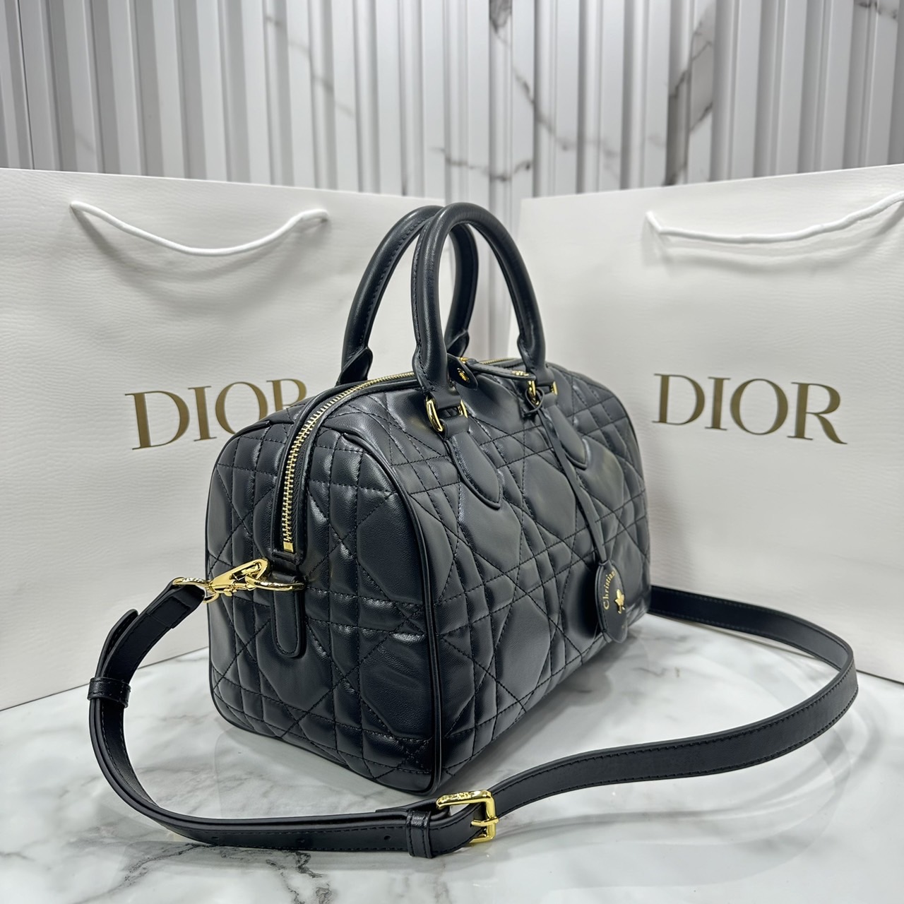 DIOR Groove 25 Bag / Dior Keepall Macrocannage Leather / Oblique Jacquard กระเป๋าสะพายทรงบอสตัน Keepall ทันสมัยและสง่างาม ใช้งานได้ทั้งแบบสะพายไหล่หรือสะพายแบบครอสบอดี้ เหมาะเป็นไอเทมคู่ใจในชีวิตประจำวัน เกรดออริ 1:1