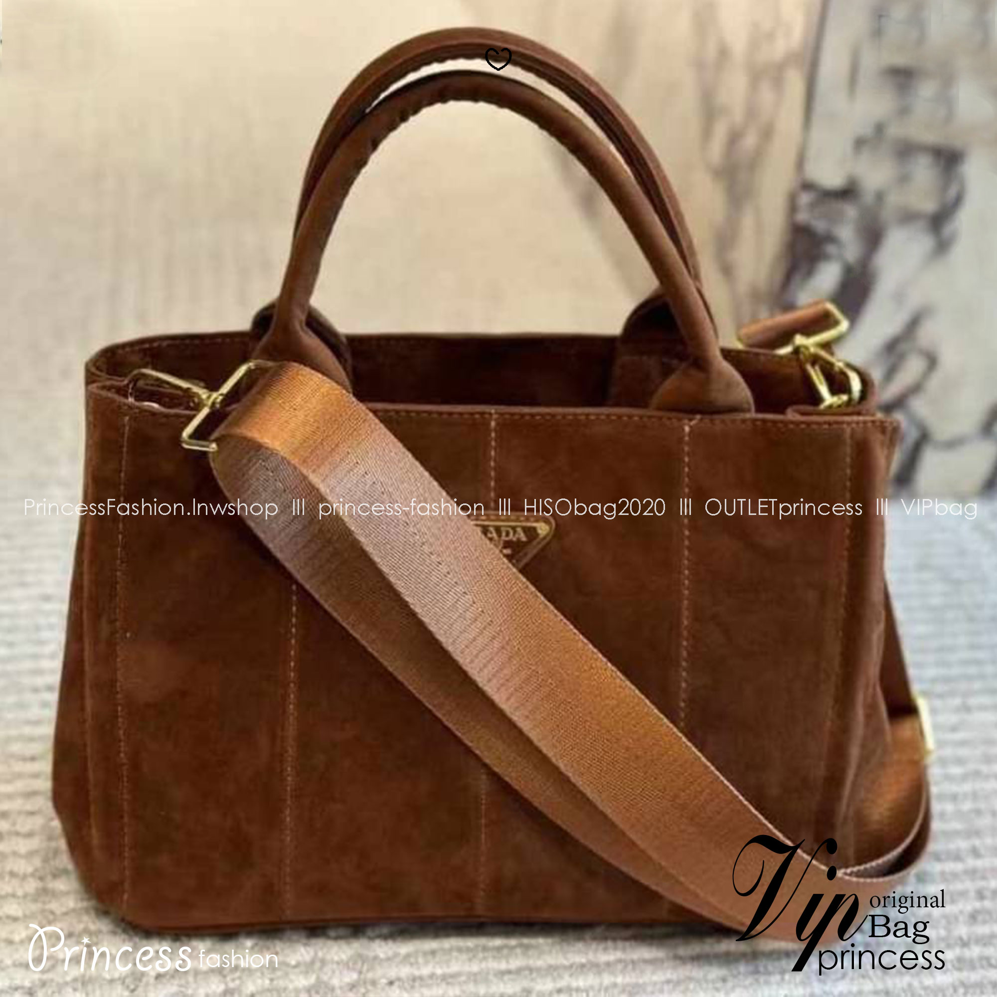 PRADA Suede Tote Bag กระเป๋าทรงโท้ทงานหนังกลับ สวยเด่นเป็นเอกลักษณ์มาก ดีไซน์เรียบแต่มากมีอยู่จริง สวยดูแพง ที่ไม่มีตอนนี้คือพลาด