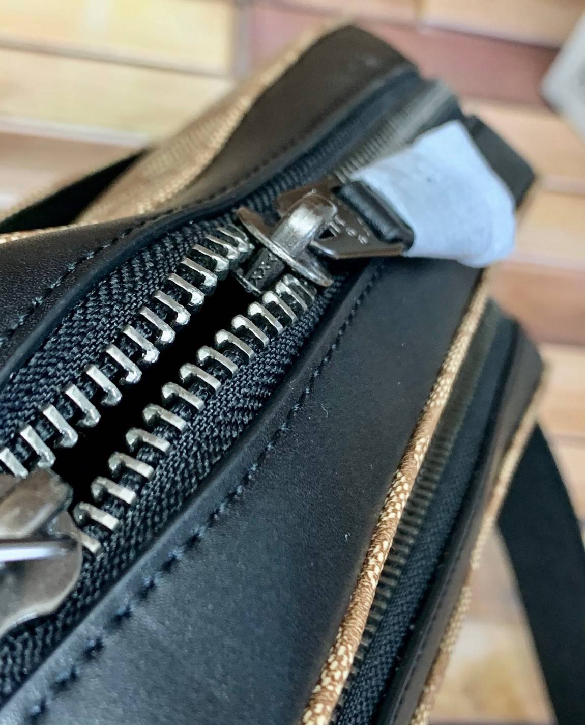 พร้อมสีออกใหม่ ห้ามพลาดค่าา!! COACH WEST CAMERA BAG IN SIGNATURE ((91485)) 🔺กลับมาตามคำเรียกร้องค่าา! กระเป๋าสะพายผู้ชาย((ผู้หญิงก็ใช่สวยทีเดียวค่ะ😘)) หนังแท้ ล่ยหนังCanvasสวยค่ะ มีช่องซิปหน้า//ช่องซิปกลางกว้าง//ช่องหลักแบบซิปคู่ ใส่สัมภาร