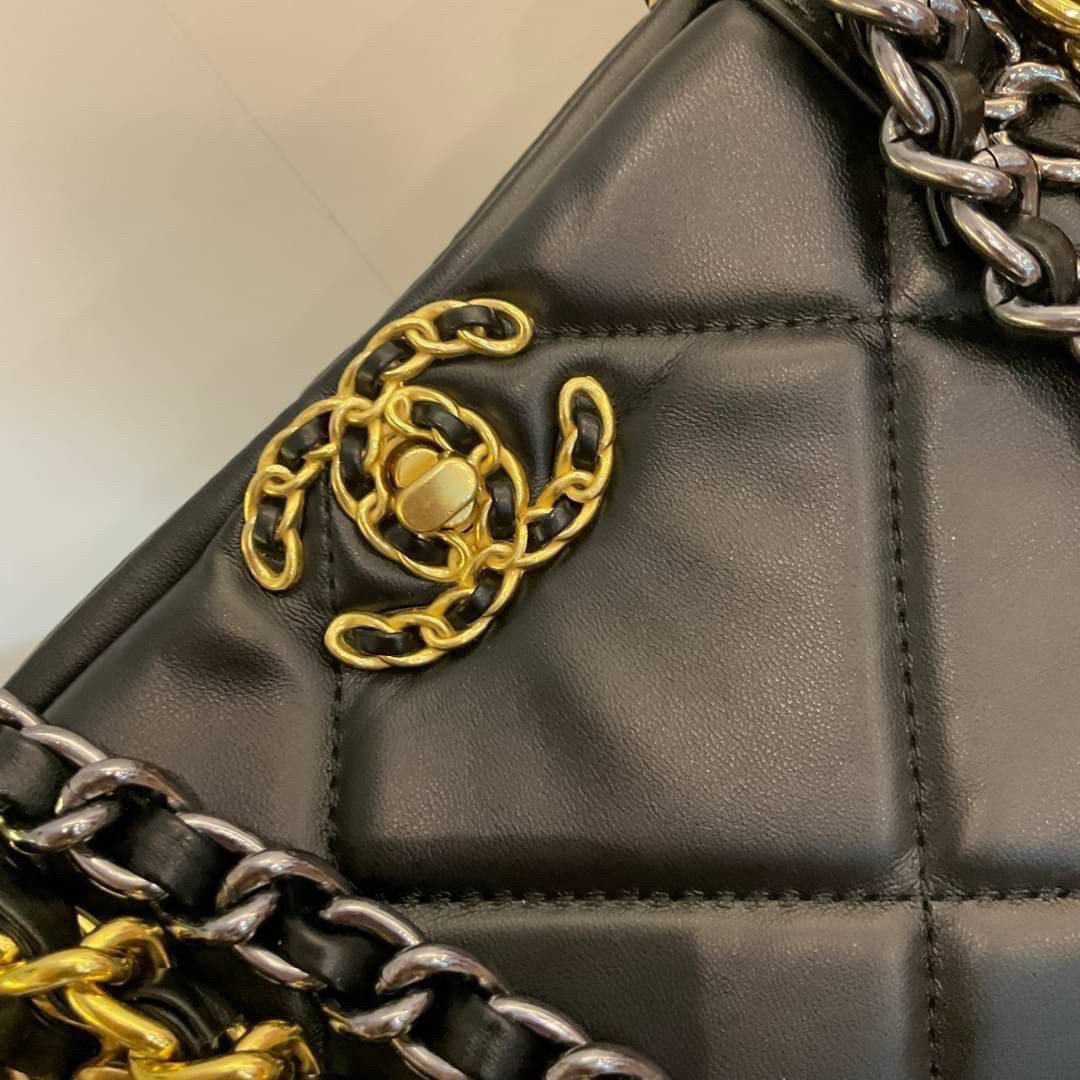 CHANEL LEATHER TOTE BAG ของเข้าเติมสต้อค ได้ล้อตราคาพิเศษค่าา ✨ รุ่นใหม่ล่าสุด ทรงที่สาวๆรอคอย ไซส์ใหญ่อลัง ตัวกระเป๋าเป็นหนังแท้เนื้อนิ่มทั้งใบ เนื้อหนาดีมาก อะไหล่สามสี ประดับโลโก้แบรนด์สลับโซ่