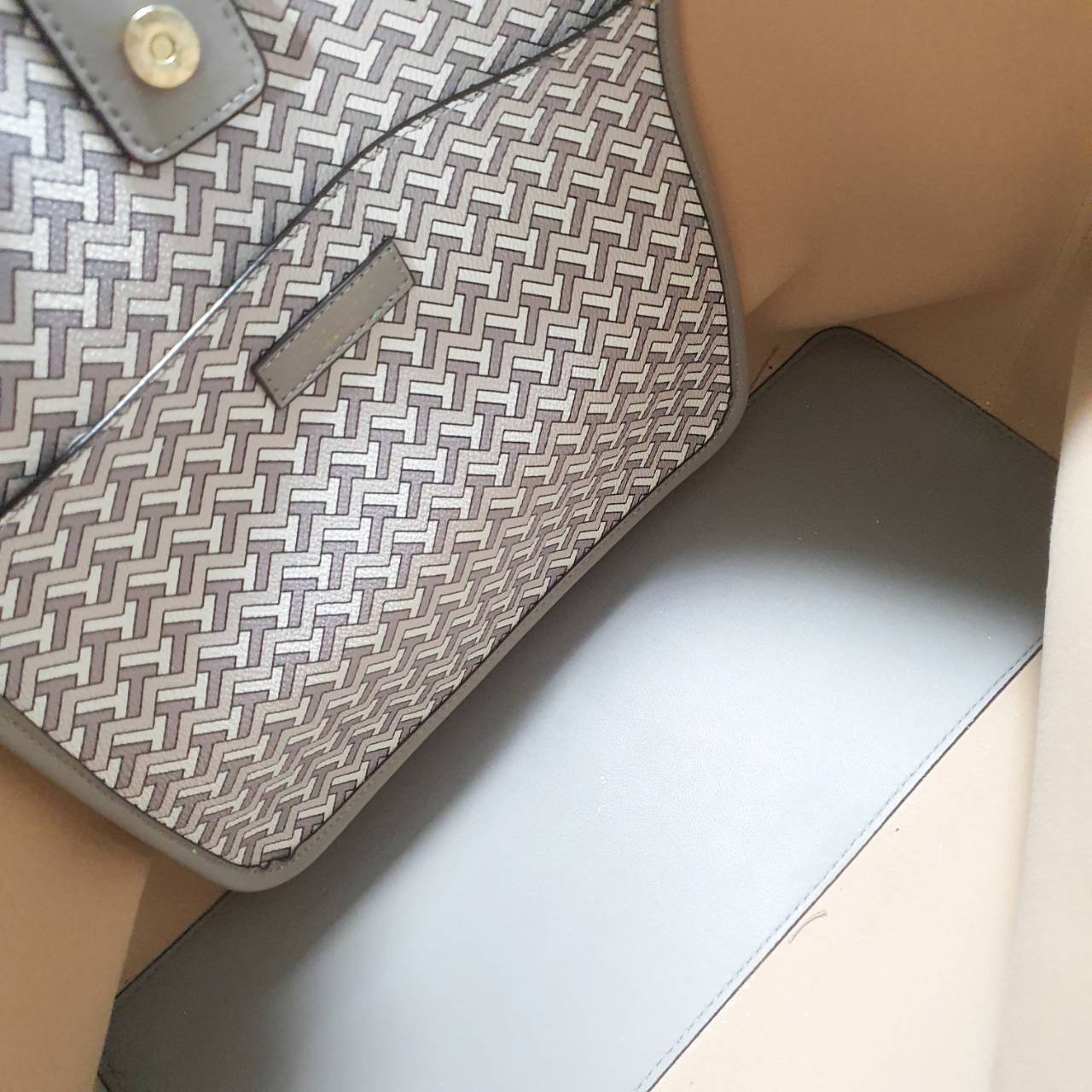 TORY BURCH T LINK TOTE BAG กระเป๋าสะพายไหล่ทรงช้อปปิ้ง ทรงคลาสสิค ฮิตตลอดกาล ทรงสวยขนาดกำลังดี ตัวกระเป๋า วัสดุหนัง PU ด้านหน้าติดโลโก้แบรนด์มาพร้อมที่คล้องกุญแจ ตัดแถบเส้นลายกราฟฟิค เปิดปิดด้วยกระดุมแม่เหล็ก ภายในมีช่องแยกลายแบรนด์สวยงาม โล่งกว้าง ภายในบ