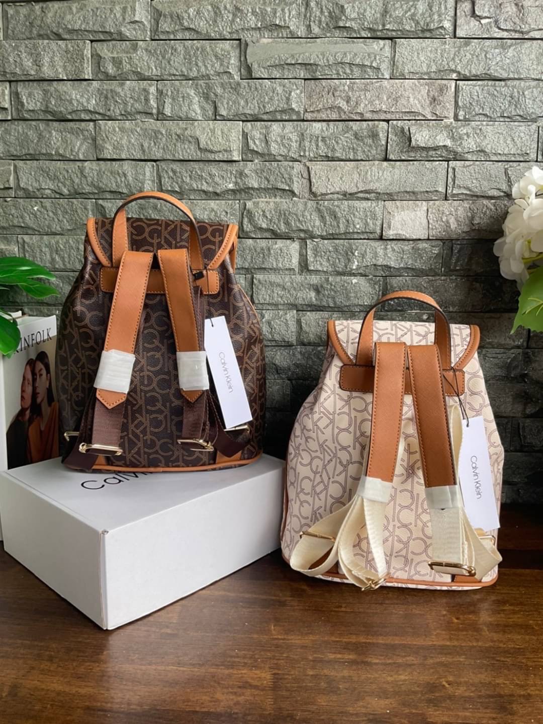 CALVIN KLEIN Monogram Backpack กระเป๋าสะพายเป้รุ่นใหม่ชนช้อป รุ่นยอดนิยม วัสดุ PVC คุณภาพดี หนังนิ่มสวย ฐานกระเป๋าแข็ง ตั้งอยู่ทรงรองรับน้ำหนักได้ดีมากๆ ตัวกระเป๋ามีน้ำหนักเบา ด้านหน้าประดับด้วยโลโก้แบรนด์ สายยาวดีไซน์เก๋ สะพายไม่เจ็บไหล่ เลื่อนปรับได้ฟรี