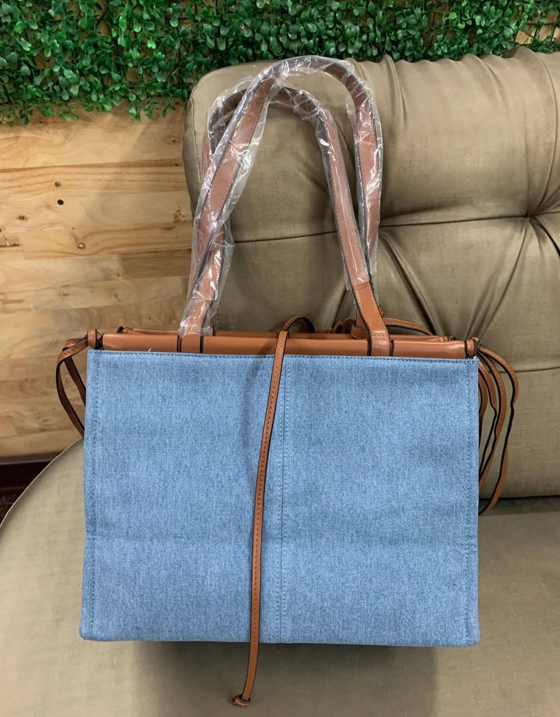 LOEWE TOTE BAG VIP GIFT WITH PURCHASE (GWP) Limited Edition จาก "LOEWE PERFUME DUTYFREE" วัสดุ Canvas&Leather ใบใหญ่ น้ำหนักเบา ภายในโล่งกว้างและจุ ใส่เอกสารA4 หูหิ้วหนังแข็งแรง สะพายไหล่ได้ ด้านหน้ามีโลโก้หนังสีน้ำตาล ด้านข้างสามารถปรับขยายทรงไ