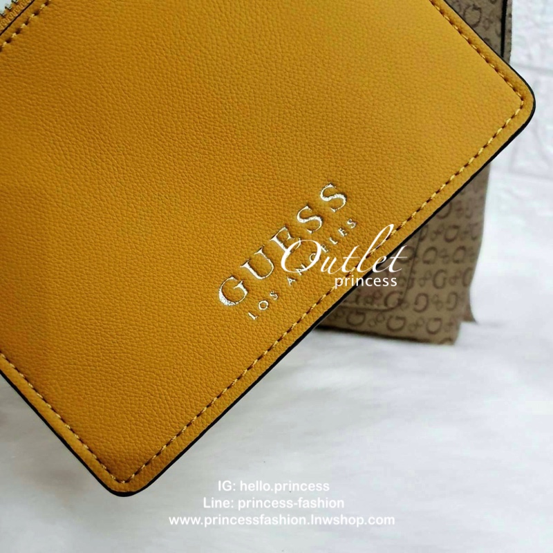 GUESS WOMAN'S BACKPACK กระเป๋าสะพายเป้หนังสวยขนาดกำลังดี สกีนโลโก้รอบใบ น้ำหนักเบา ด้านหน้าประดับโลโก้แบรนด์สามเหลี่ยมโดดเด่น มีลูกเล่นที่ช่องด้านหน้าสามารถถอดออกถือเป็นครัชได้นะคะ ตัวกระเป๋าเปิดปิดด้วยซิปเป็นหลัก ภายในกว้าง บุด้วยผ้าสกีนลายโลโก้แบรน