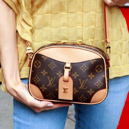 LV Deauville Mini Monogram Canvas bag เดอะเบสท์เซลเลอร์ ที่ใครก็ตามหา กับกระเป๋าสะพายทรงกล่อง ไซส์เล็กกะทัดรัด พกพาสะดวก รูปทรงสวยหรู วัสดุหนังแคนวาสสลับหนัง
