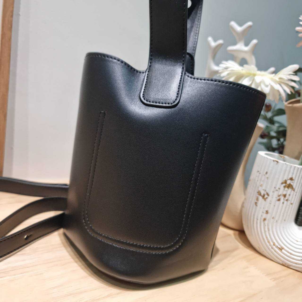 LOEWE MINI PEPBLE BUCKET IN MELLOW กระเป๋าทรงบัคเก็ต รูปทรงสวยใช้งานง่าย กิมมิคหรูหราสุดๆ