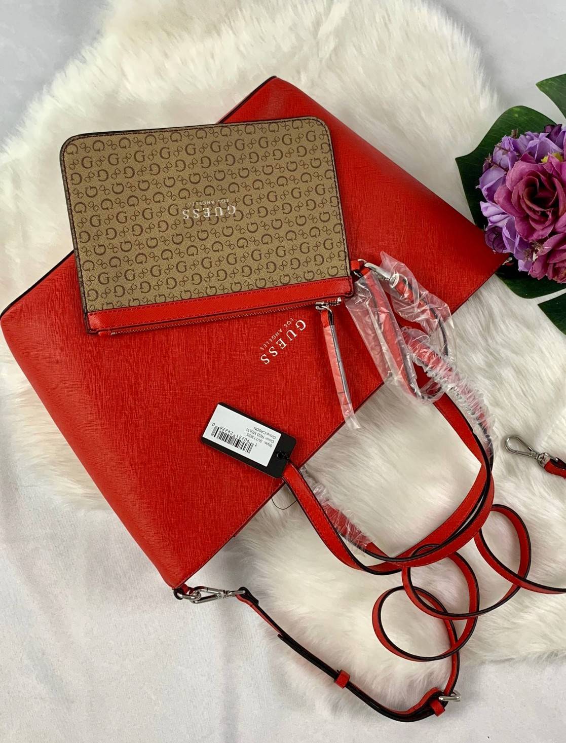 GUESS CASON BAG พร้อมส่งกระเป๋าถือ/สะพายข้าง วัสดุหนังลาย saffiano น้ำหนักเบา ด้านหน้าปั้มโลโก้แบรนด์ เปิดปิดกระเป๋าแบบซิปใช้งานสะดวก ภายในโล่ง กว้างทีเดียว สามารถใส่ A4 ได้ค่ะ มีช่องเล็กให้ใส่ของจุกจิก ผ้าซับด้าน ในลายแบรนด์สวยงาม ด้านหลังมีช่องเสียบบัตร