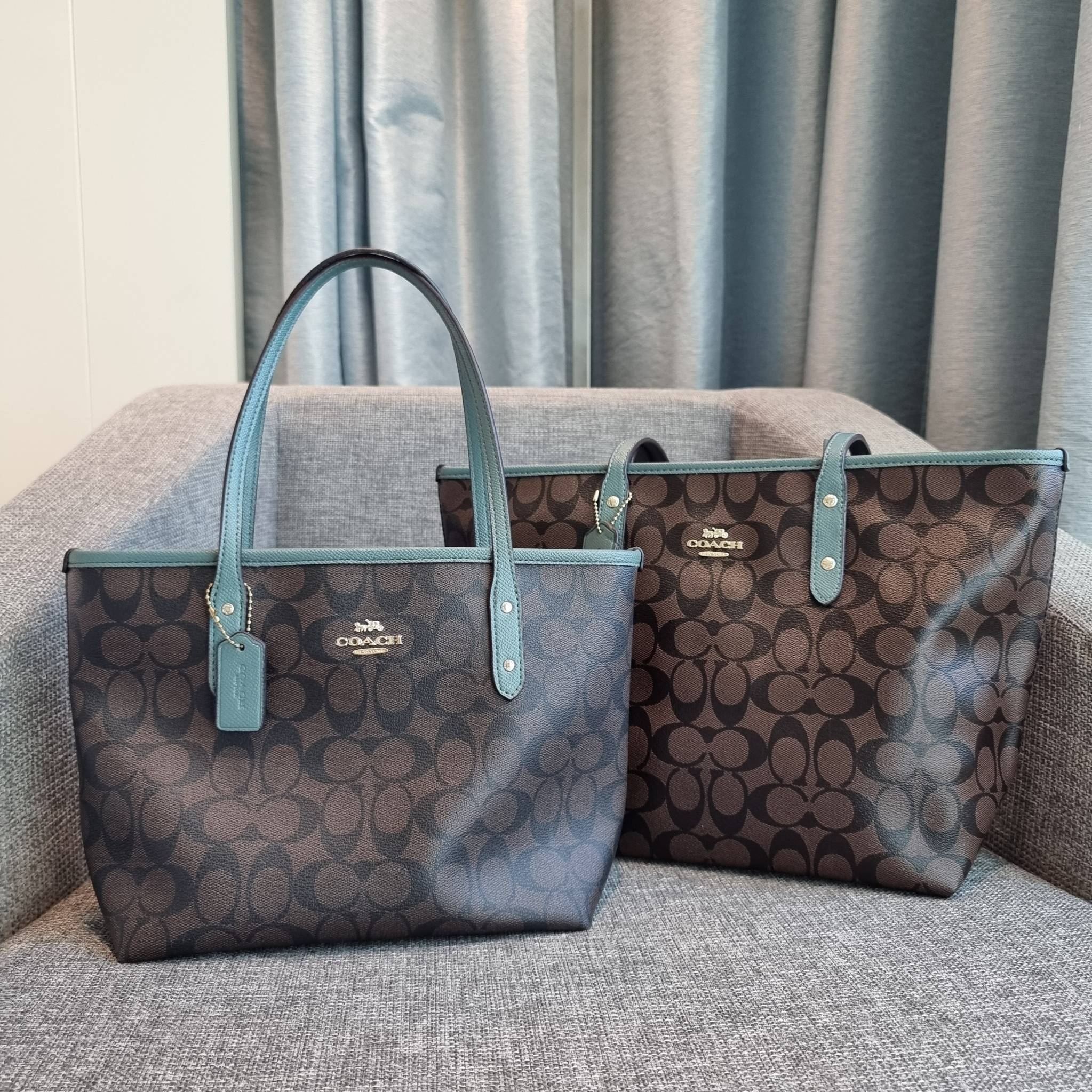 OUTLET 】COACH F58292 CITY ZIP TOTE IN SIGNATURE 16" รุ่นขายดี!! ไซส์ใหญ่ สีสวยมาให้แบบจัดเต็ม!! กระเป๋าถือทรงโท้ทใบใหญ่ สวยน่าใช้ทุกสี สะพายคล้องไหล่ได้เก๋ๆ จุของแน่นๆไปเลยจ้า!! วัสดุหนังแคนวาสคุณภาพ ปากกระเป๋าเปิด-ปิดด้วยซิป กันของหล่นได้ ถือไปไหนก็