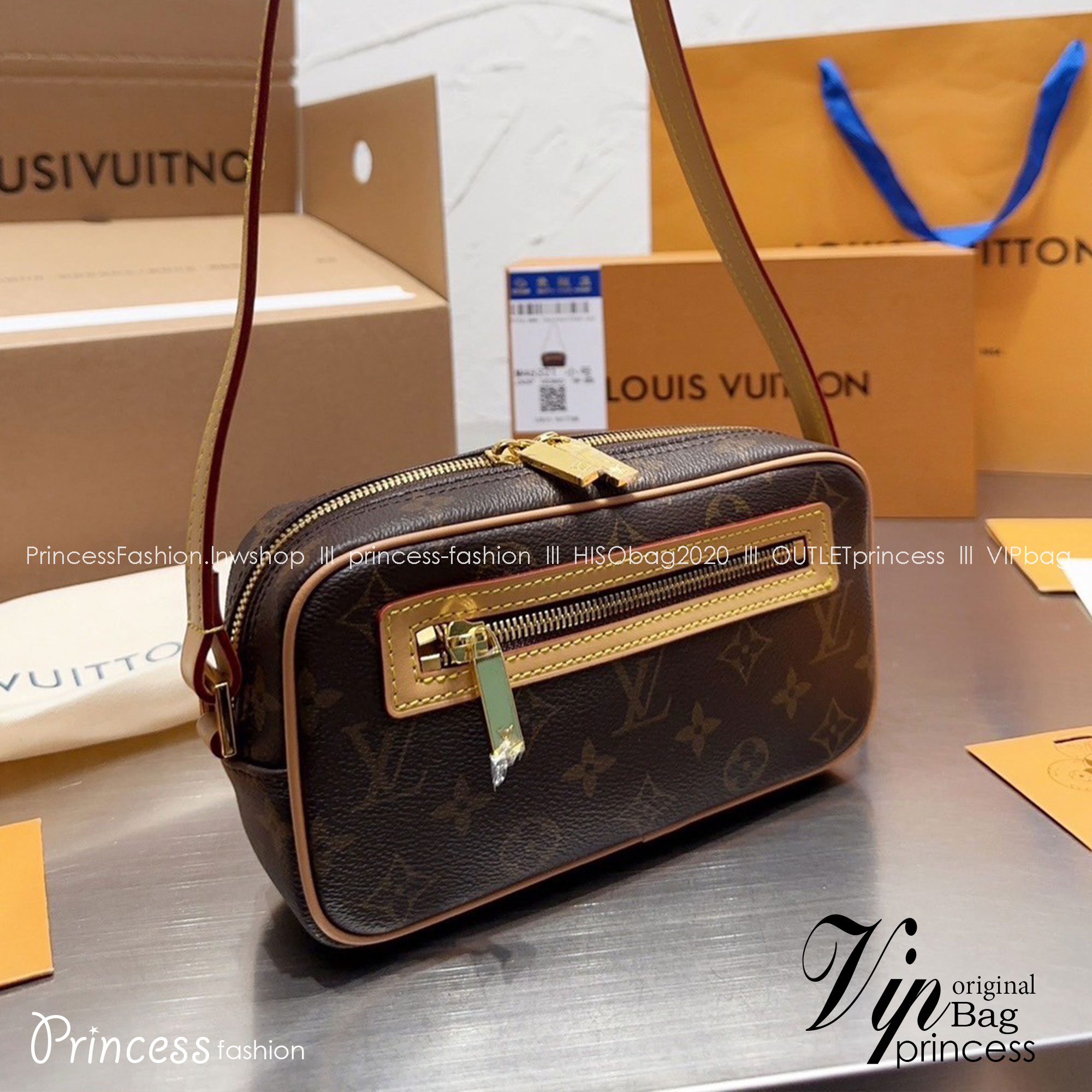 LV Monogram Pochette Cite shoulder bag กระเป๋าสะพาย รับรองว่าดีงาม ลูกเล่นคลาสสิคผสาน ขนาดน่ารัก ภายในเป็นช่องโล่ง ใบนี้ปรับใช้ได้หลายสไตล์ ลุคไหนๆก็ตอบโจทย์ หรือจะยกเป็น everyday bag ก็ใช่เลย แนะนำจริงๆจ้า