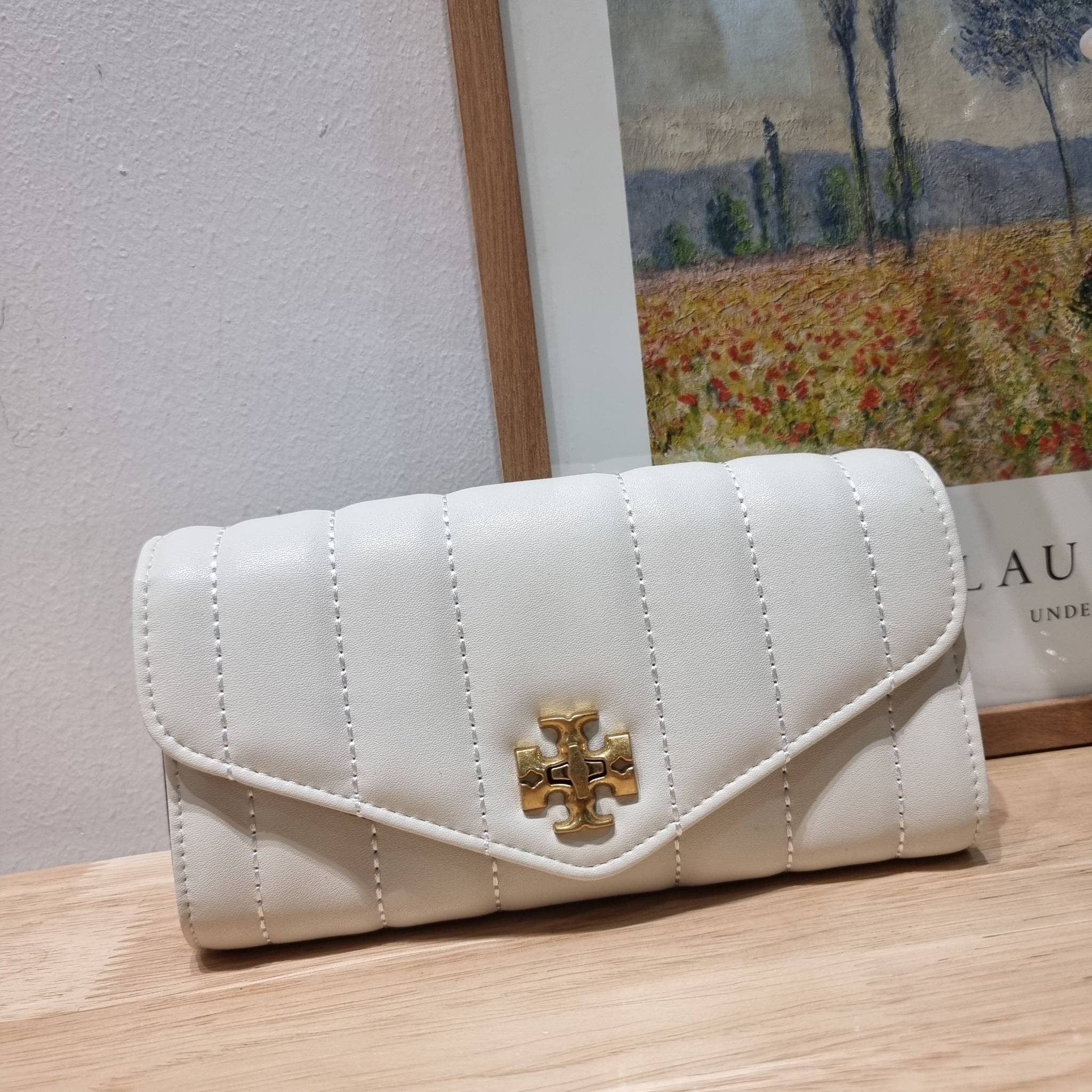 TORY BURCH KIRA CHEVRON POUCH KEY FOB / Tory wallet bag กระเป๋าสตางค์ใบยาวรุ่นใหม่ คอลเลคชั่น 2023 หรูหราทุกสี ดีไซน์คงความคลาสสิค ขนาดกำลังดี สัมผัสดีมาก