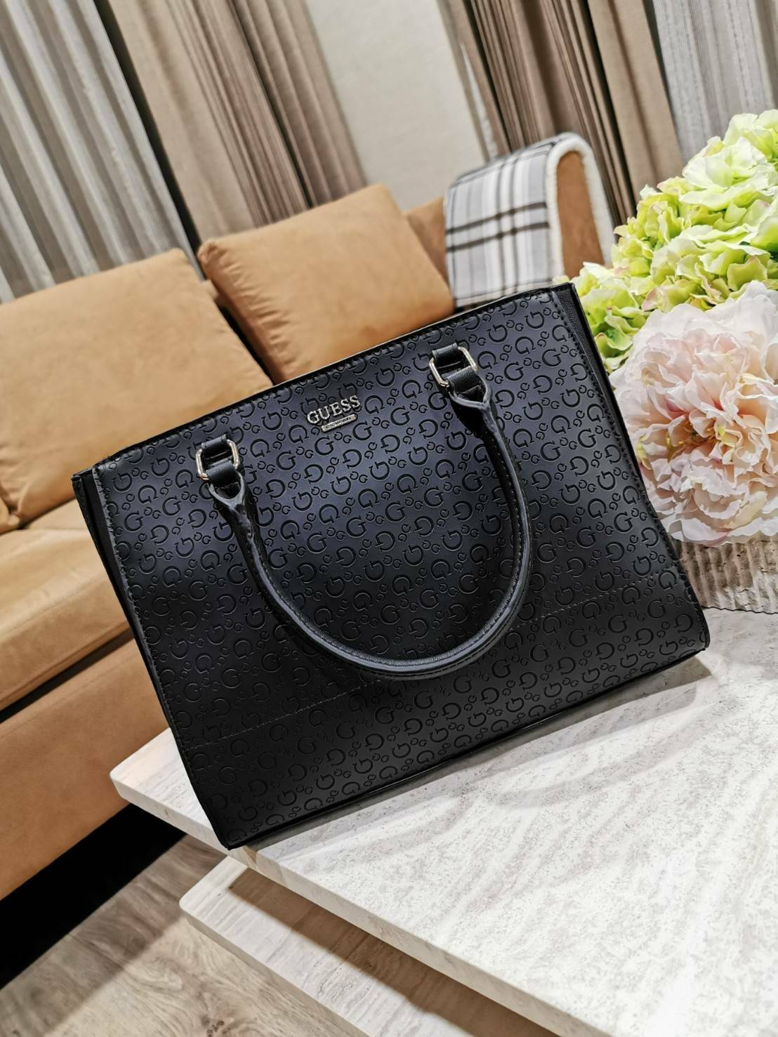 GUESS SINGNATURE SHOPPER BAG กระเป๋าถือหรือสะพายรุ่นล่าสุดจาก GUESS FACTORY หนังสวยอยู่ทรงปั้มลาย Singnature Brand รอบใบ ด้านหน้าประดับโลโก้แบรนด์ หูหิ้วเเข็งเเรงพับลงได้ เปิดปิดด้วยซิปสะดวกใช้ ขนาดกำลังดี ภายในมีช่องซิปและช่องใส่ของ กว้างและจุ น้ำหนักเบา