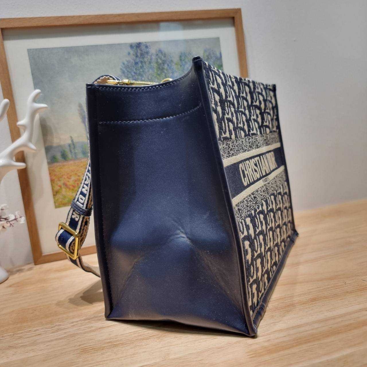 Dior small book tote bag กระเป๋าทรงโท้ทสุดฮิต ไซส์เล็ก ดีไซน์ใหม่ล่าสุด ที่มีทั้งความละมุนและหรูหรา เกรดออริ 1:1 ใช้งานต่างประเทศได้