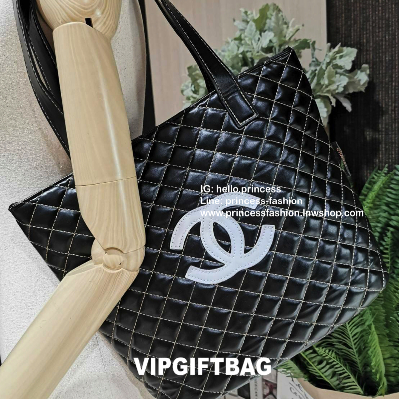 Chanel GWP Tote Bag กระเป๋าสะพายทรง Tote VIP Gift With Purchase (GWP) Limited Edition พรีเมี่ยมกิ้ฟของแท้รุ่นใหม่ล่าสุดจาก Chanel Cosmetic Counter วัสดุหนังนิ่มเรียบลายตารางอยู่ทรงสวยด้านหน้ามีโลโก้แบรนด์ ขนาดกำลังดี เปิดปิดด้วยกระดุมแม่เหล็ก ภายในโล่งกว้