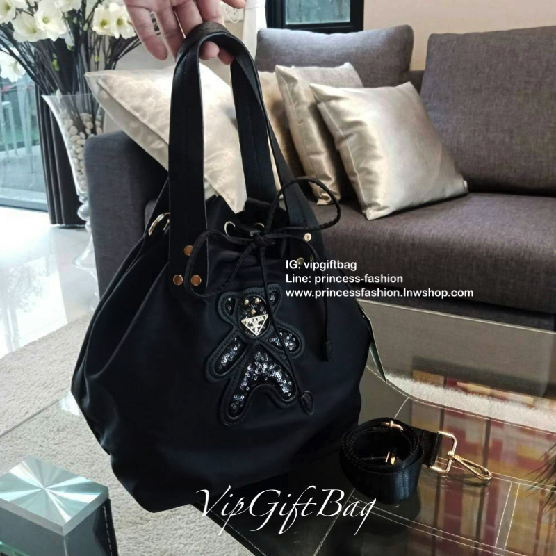 กระเป๋าทรง NYLON BUCKET STYLE จาก PRADA PREMIUM GIFT♡ จับจีบขนาดกำลังดี ใส่ของได้เยอะ ตัวกระเป๋าทรงจากไนล่อน กันน้ำทั้งใบ อะไหล่ทองปั้มแบรนด์ ด้านในจุของได้เยอะ บุผ้าปั้มแบรนด์ใส่ ipad ใส่หนังสือ ขวดน้ำ เครื่องสำอางค์ได้สบายคะ จะถือสวยๆ ก็เข้ากัน *