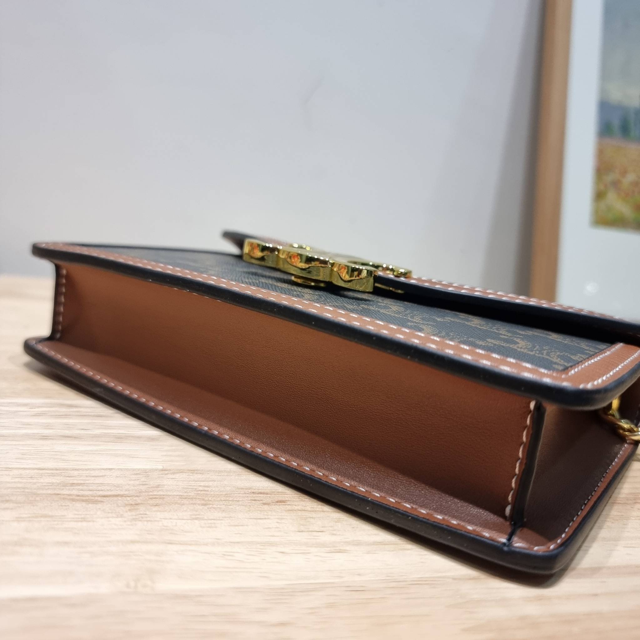 CELINE WALLET ON CHAIN TRIOMPHE CANVAS AND CALFSKIN ใหม่ล่าสุด สวยเฉี่ยว ไม่เหมือนใคร กับกระเป๋าสะพายกึ่งกระเป๋าสตางค์ ที่ใช้งานได้หลากหลายฟังก์ชั่น สะพายข้างได้ ถอดสายออกพกเป็นคลัทช์ได้