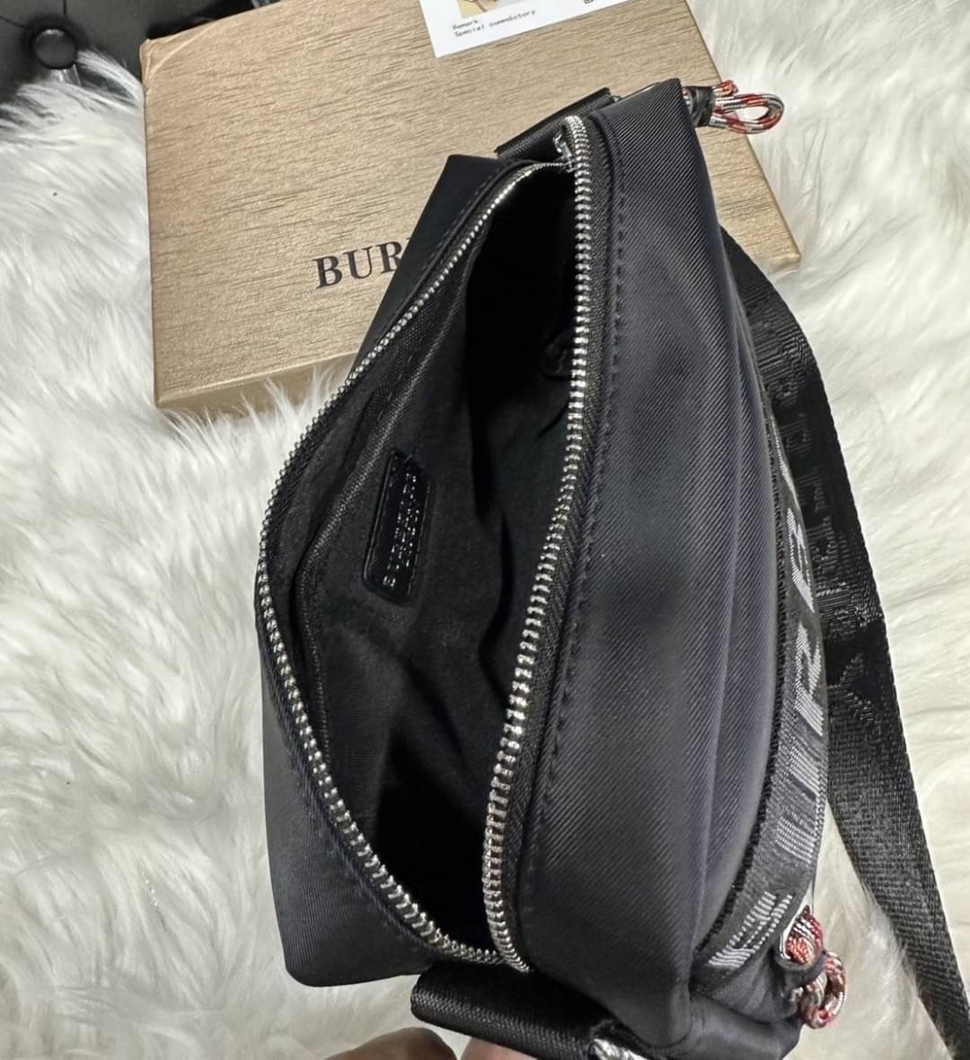 Burberry Positively Conscious logo crossbody bag / BURBERRY FRAGRANCES CROSSBODY BAG 9" วัสดุ Nylon Canvas ทรงเหลี่ยมน้ำหนักเบามีโลโก้แบรนด์คาดด้านหน้า