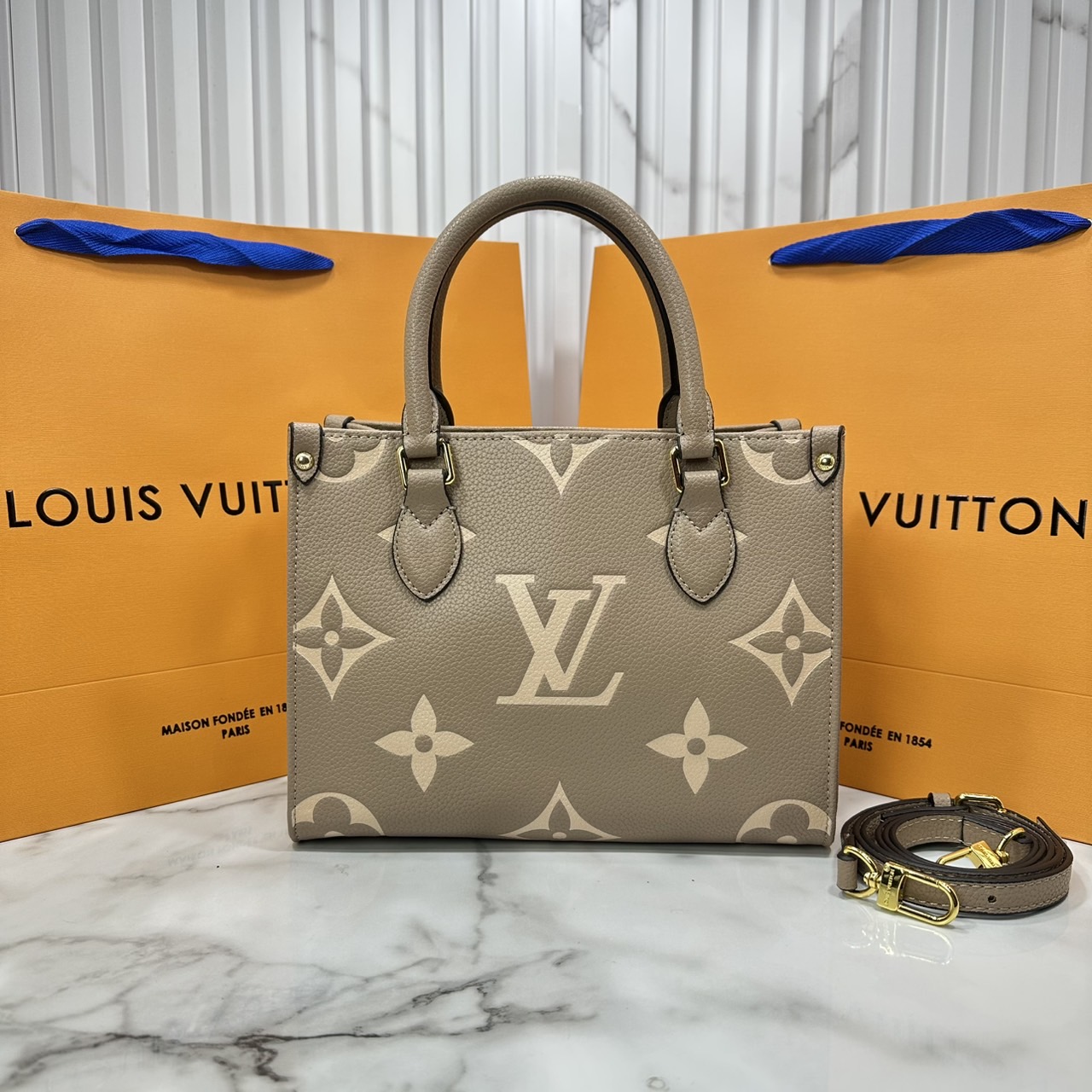 ORI หนังแท้ | LV OnTheGo PM bag กระเป๋าสะพายทรงโท้ท Monogram Empreinte ประทับลาย Medium Bicolor พกพาของใช้ที่จำเป็นอย่างมินิแท็บเล็ต เลือกใช้งานได้หลายรูปแบบ