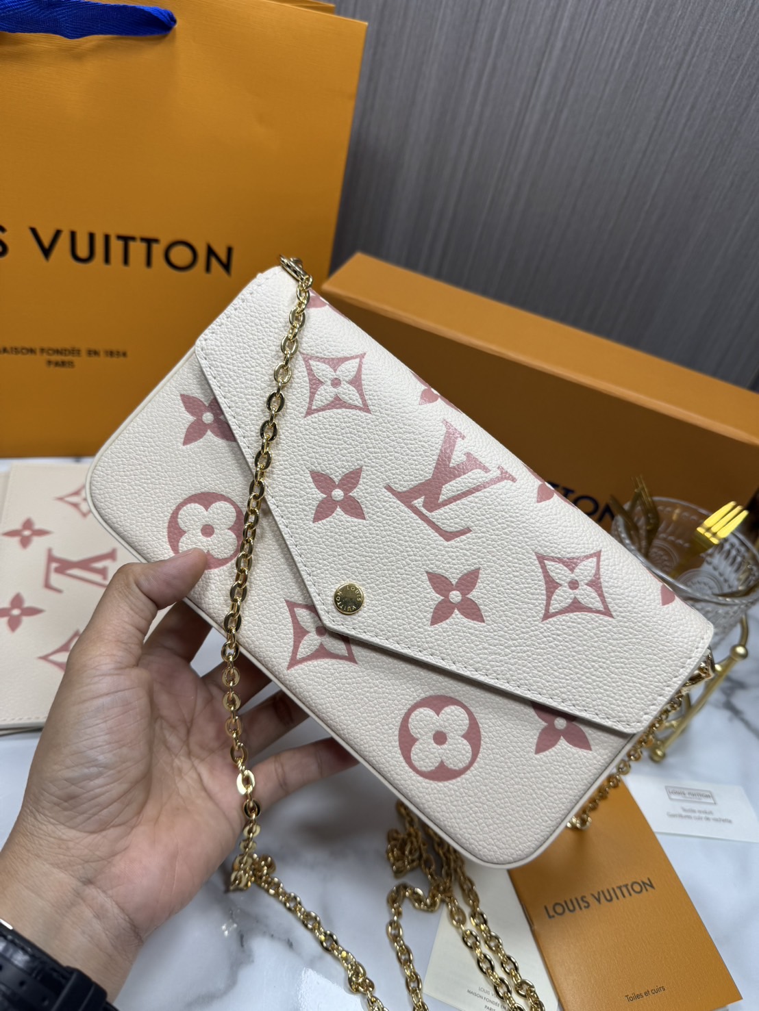 OP ORI หนังแท้ | LV Felicie Pochette bag in soft Monogram Empreinte leather กระเป๋าสะพายทรงพอชขนาดกะทัดรัด หนัง Monogram Empreinte เนื้อนุ่มประทับลาย Monogram สุดไอคอนิก