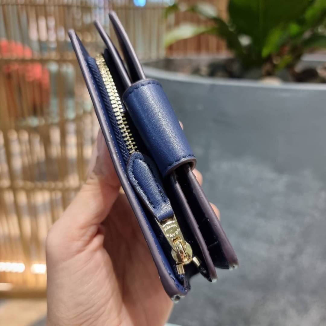 COACH C3375 MEDIUM CORNER ZIP WALLET IN SIGNATURE CANVAS WITH DAISY PRINT ดีไซน์ใหม่ล่าสุด!! คอลเลคชั่นลายพริ้นท์ เพิ่มลูกเล่นให้กระเป๋าสตางค์ของคุณ กับกระเป๋าสตางค์ใบกลาง ขนาดกำลังเหมาะมือ วัสดุหนังแคนวาส ดูแลรักษาง่าย มีช่องใส่บัตรและธนบัตรครบ และช่องซิ