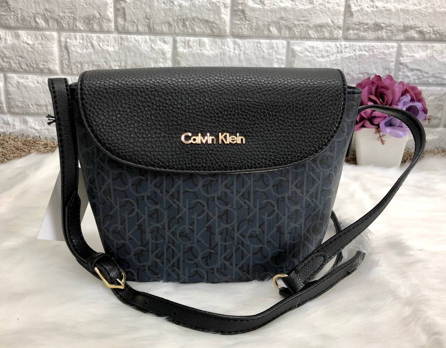 CALVIN KLEIN CROSSBODY BAG กระเป๋าสะพาย cross body วัสดุหนังผสมสัมผัสนิ่ม ขนาดกระทัดรัด ตัวกระเป๋าลายแบรนด์ทั้งใบ ฝาปิดมีโลโก้แบรนด์ เปิดออกมามีซิปปิดปากกระเป๋า ภายในโล่ง สามารถใส่ กปต.ใบขนาดปกติได้ มือถือได้ทุกรุ่น มีช่องเล็กให้ใส่ของจุกจิก พร้อมสายสะพาย