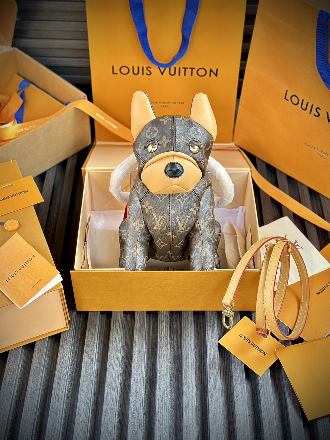 LV Pooch bag กระเป๋าสะพายรูปทรงน้องหมา Pooch 3D แสนน่ารัก งานหนังแท้ แคนวาสแท้พิมพ์ลายคมชัด มาพร้อมป้ายแท็กห้อย LV Lovers คอลใหม่มีมาให้สวยได้ตลอด!! สาวก dogs lover ต้องไม่พลาดเลย