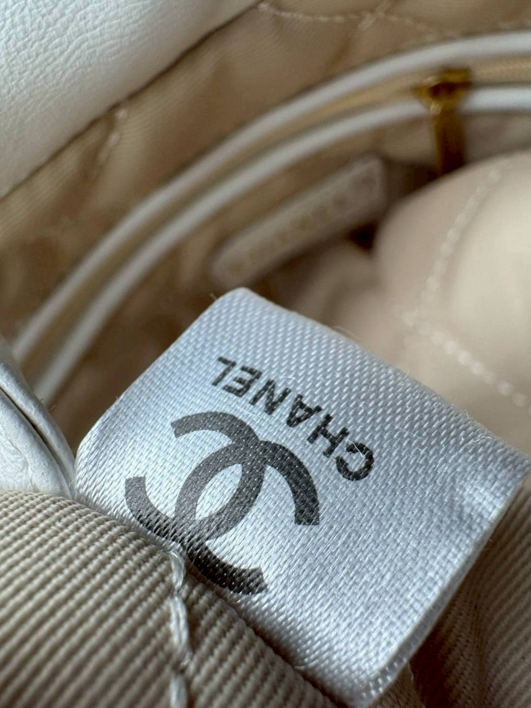 Small CHANEL 22 Handbag แรงเกินต้านที่สุดกับไอเท็มนี้ ที่สาวๆหรือใครๆก็ต้องมี มาในไซส์ใหญ่ รูปทรงใช้ง่ายขึ้น แต่ยังจุได้หนักๆเหมือนเดิม ดูหรูหรา เกินเรื่องที่สุด กับกระเป๋าสะพาย ดีไซน์เรียบหรู คลาสสิค แถมได้ใบลูกไปอีก