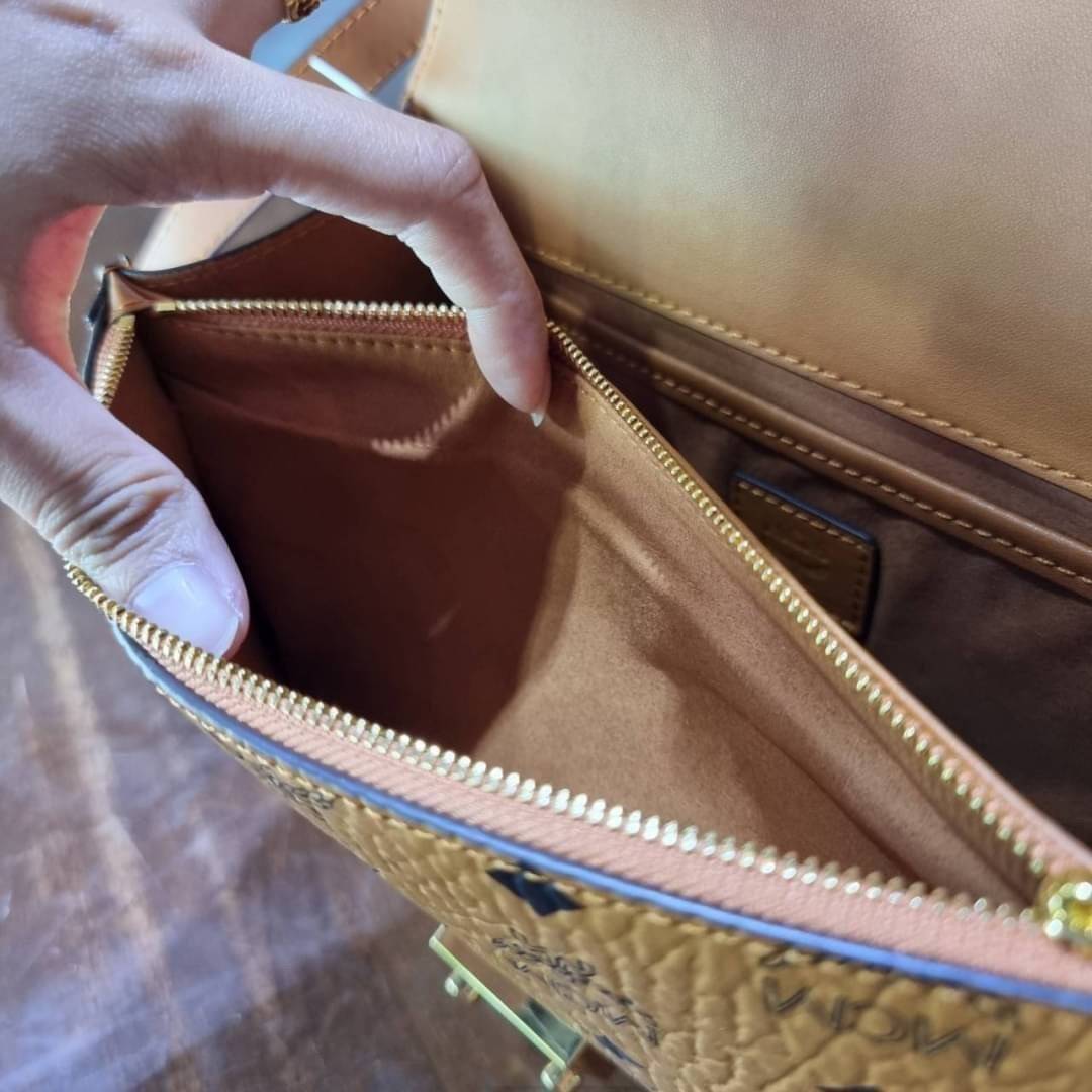 M.C.M TRACY SHOULDER BAG IN VISETOS คอลเลคชั่นเทรซี่ใหม่ล่าสุด 2021 กระเป๋าสะพายไหล่ ดีไซน์ยูนีคในลวดลาย visetos เอกลักษณ์ ใช้ได้ในทุกโอกาส รอบนี้ไซส์ใหญ่จุใจ ใส่ของได้รัวๆ วัสดุหนังแคนวาสคุณภาพดีสลับหนังแท้ เปิด-ปิดด้วยตัวกดล็อคแน่นหนา ภายในโล่งกว้าง มีช