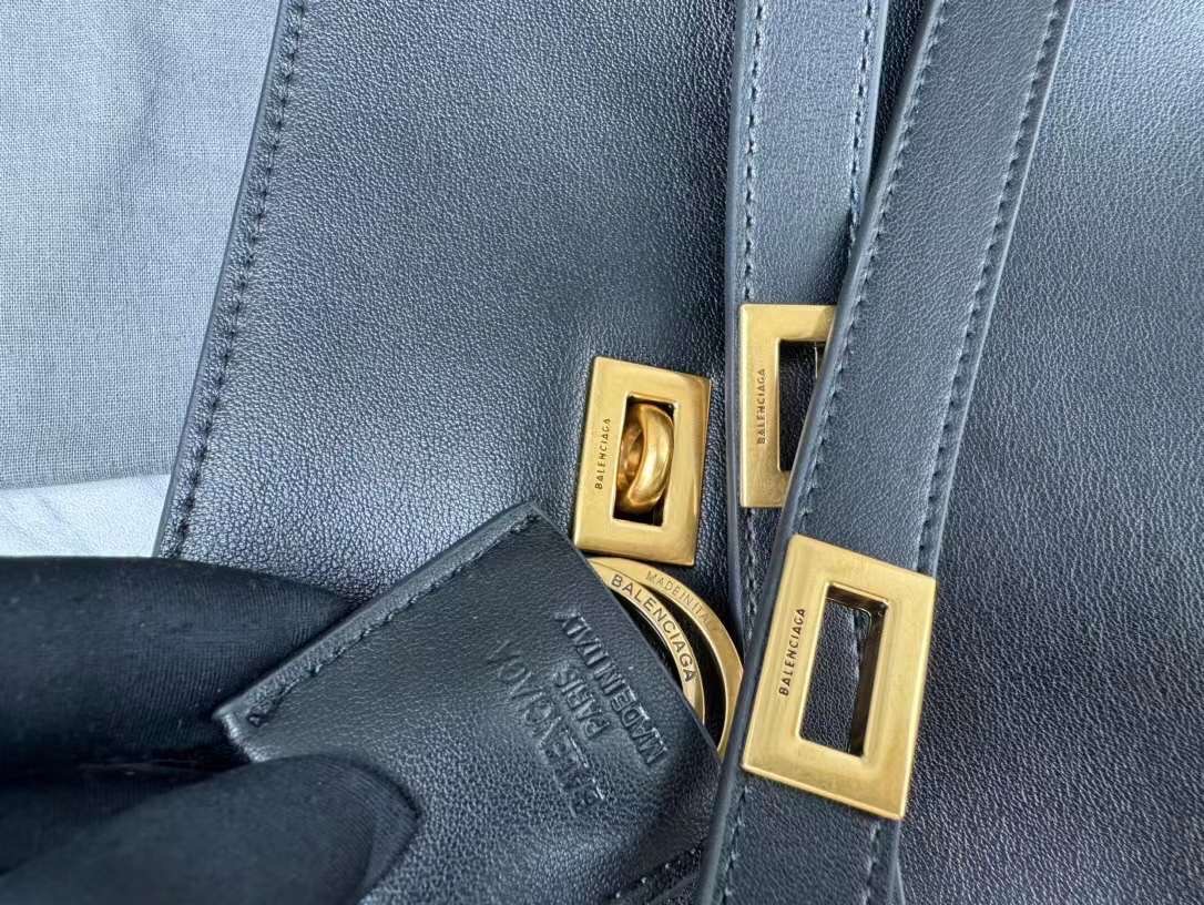 Balenciaga Tote Leather Shoulder Bag กระเป๋าสะพายไหล่ทรงโท้ทดีไซน์สวยเลิศ!! ไม่ซ้ำ เอกลักษณ์ที่โดดเด่นด้วยรูปทรงใช้งานง่าย ภายในกระเป๋าเป็นช่องโล่ง จุของได้เยอะ