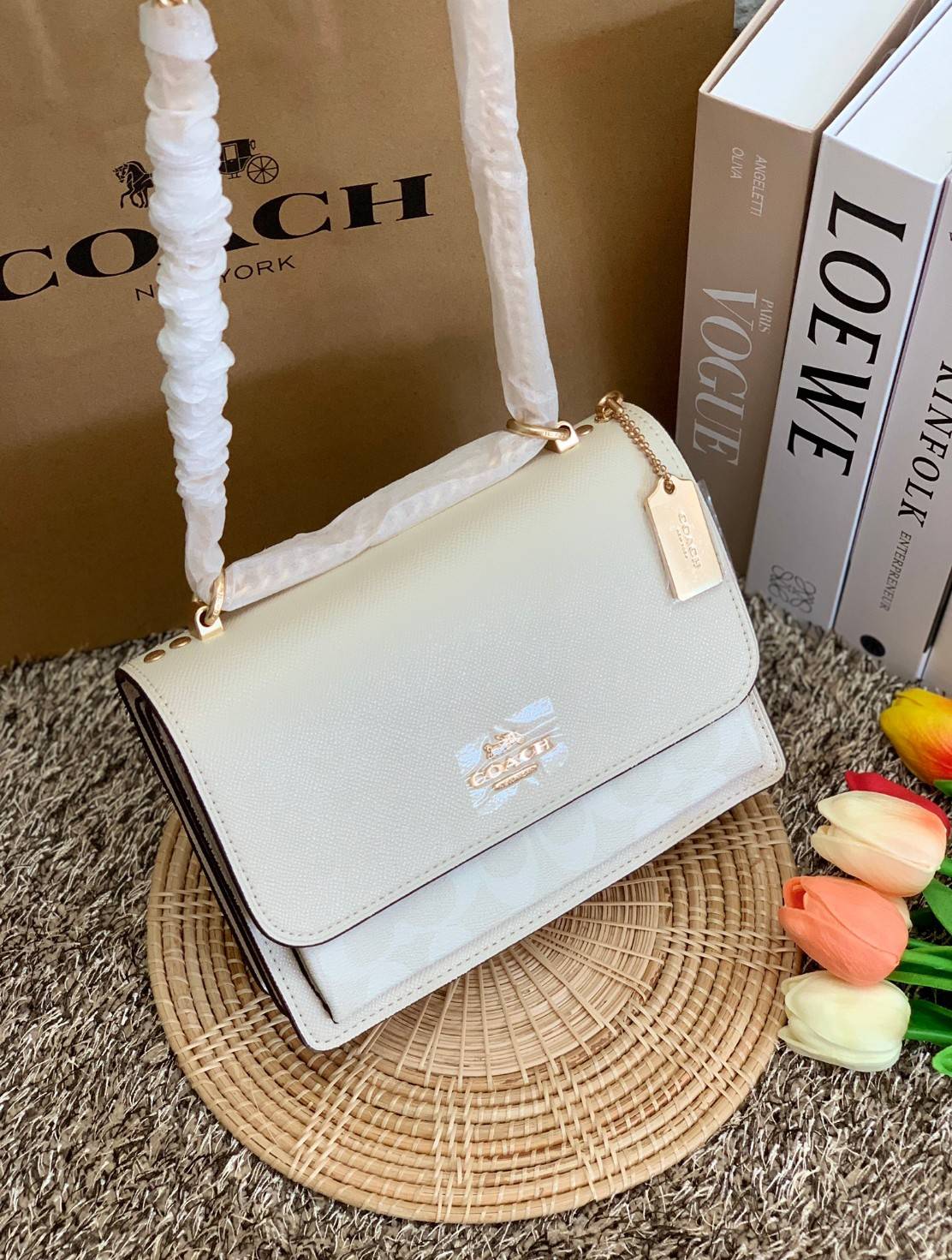 พร้อมส่งถึง8สี ห้ามพลาดค่ะ! COACH KLARE CROSSBODY BAG ((91019//91174//90400//1424//90635)) พร้อมส่งที่ไทย กระเป๋าสะพายครอสบอดี้ร์หรือสามารถทบเป็นสายคู่คล้องไหล่ได้ด้วยค่ะ หนังแท้ แต่ละสีทำลายหนังได้สวยงามแตกต่างกันออกไปนะคะ ✔️ห้อยด้วยป้ายแบรนด์แบบโ