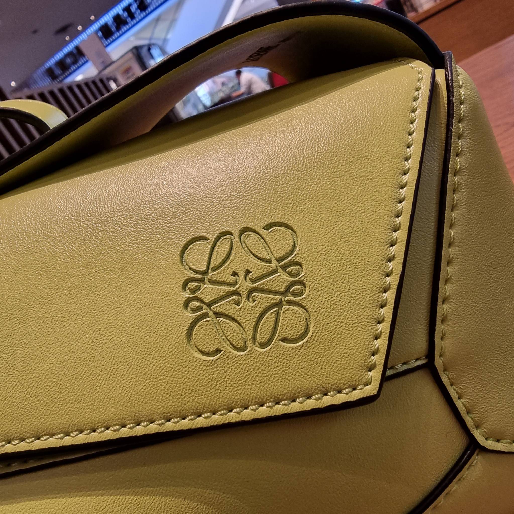 LOEWE PUZZLE HOBO BAG ใหม่ล่าสุด กับแบรนด์ที่มีดีไซน์โดดเด่นเป็นเอกลักษณ์ สวยหรูทุกรุ่นจริงๆ!! กระเป๋าสะพายโฮโบ ทรงสวย สไตล์พัซเซิลคลาสสิค วัสดุหนังวัวฟอกสี นิ่มมือ ฟินมาก!! เปิดใช้งานด้วยซิป ที่ภายในโล่งกว้าง ใส่ของสำคัญได้ครบไม่มีพลาด แบบสบายๆ มาพร้อมสา