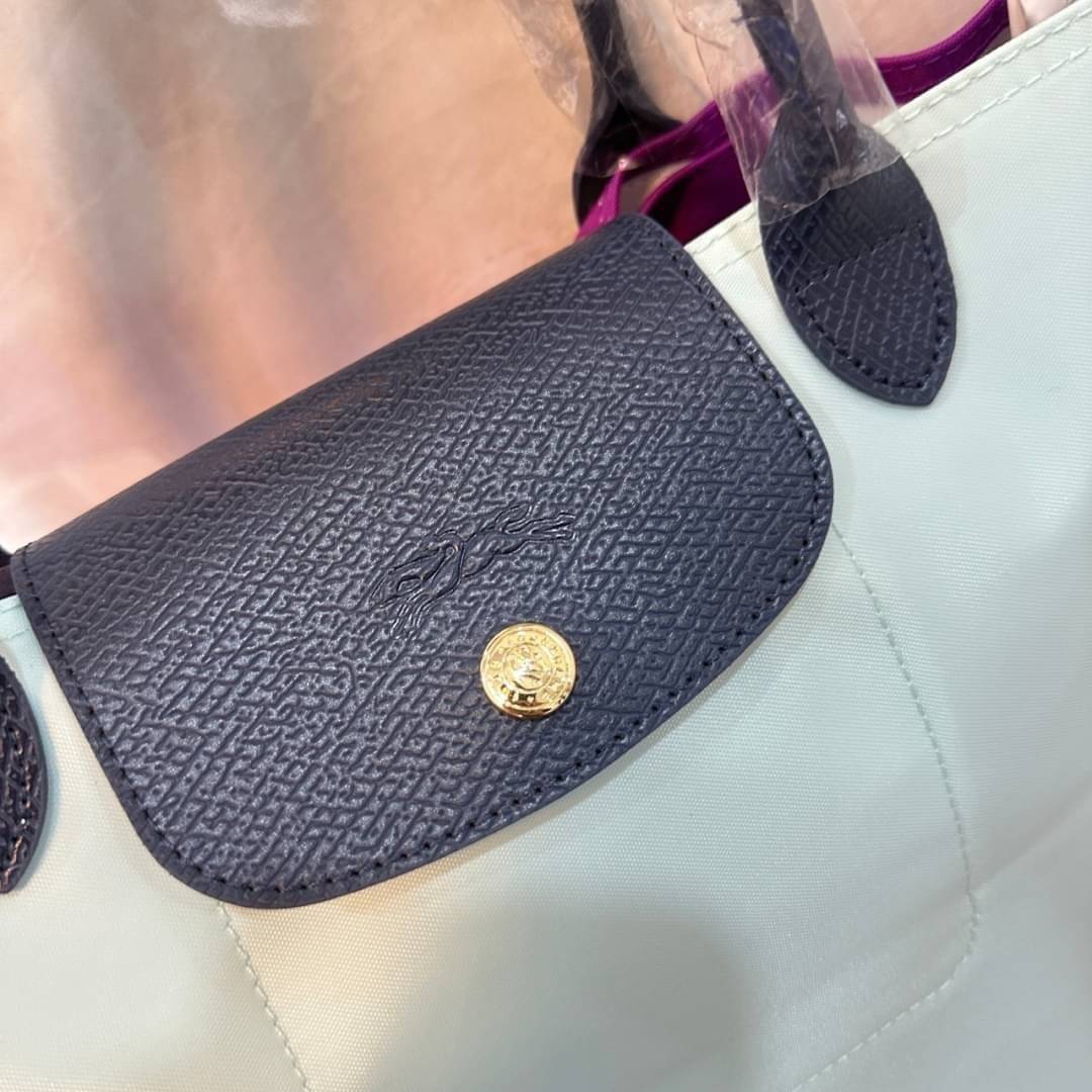 LONGCHAMP LE PLIAGE RE-PLAY TOP HANDLE BAG สินค้ารุ่นลิมิเต็ด collection สุดปัง ซื้อใบเดียวเหมือนได้2 ใบ กระเป๋าสะพายแนวตั้งที่กว้างขวาง มีเอกลักษณ์เฉพาะตัวแต่มีดีไซน์ที่น่าดึงดูด