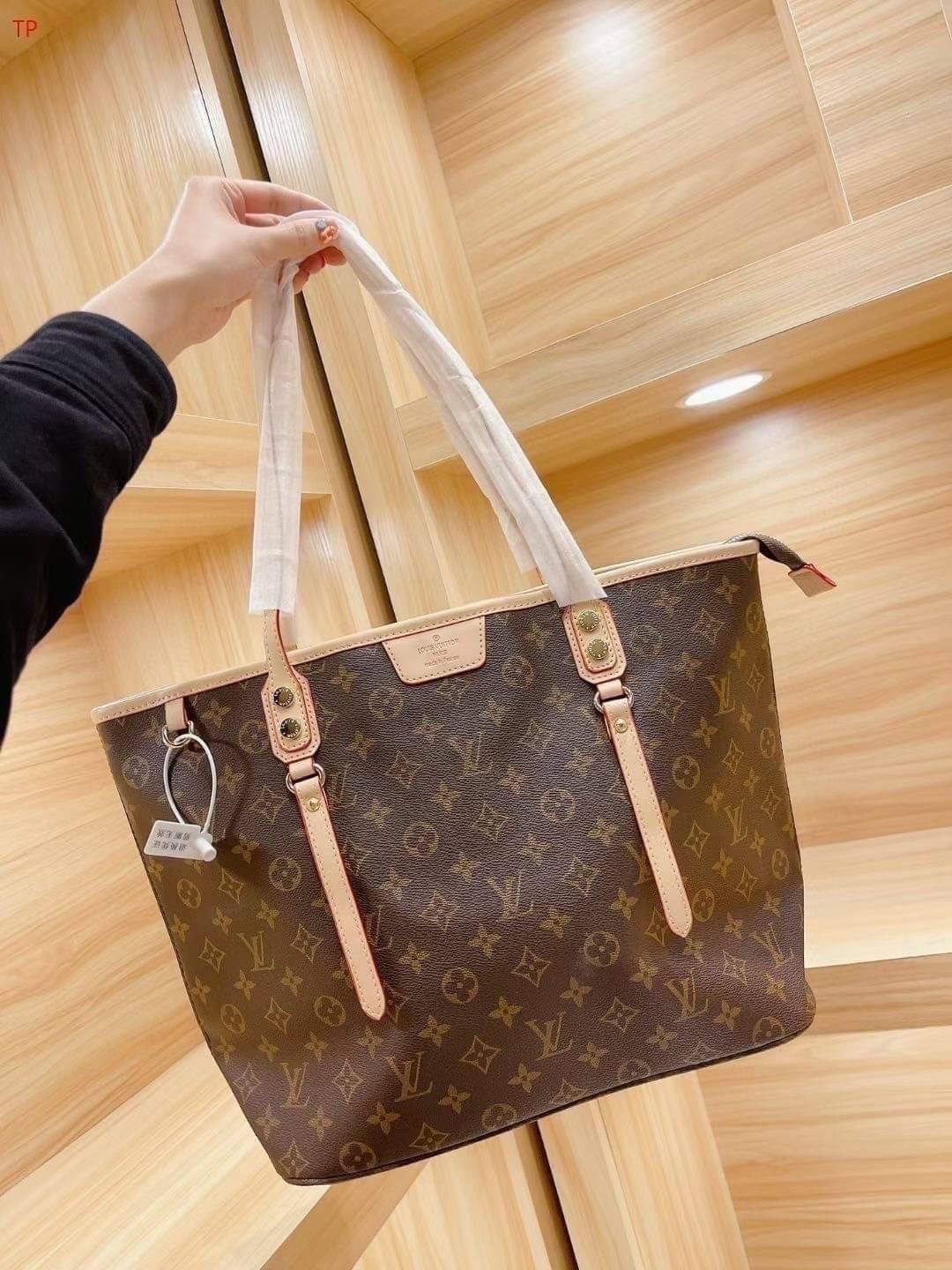LV Neverfull Monogram / LV TOTE SET 3IN1 กระเป๋าสะพายใบใหญ่ทรง tote มาพร้อมกระเป๋าสตางค์ และตัวห้อยน้องหมาน่ารัก เป็นอีกรุ่นที่มีคนใช้กันทั่วบ้านทั่วเมือง