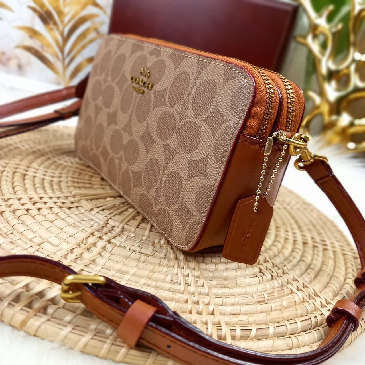 COACH KIRA CROSSBODY IN SIGNATURE CANVAS (COACH F89399)🍁เหมาะมือมาก หยิบใช้ง่ายสบายเลย🌈//รุ่นนี้ จะถือ จะคล้องมือ สะพายคลอสบอดี้ ได้หลายลุค จัดวางตามต้องการได้เลย // มีสายคล้องมือ และสายยาว สามารถถอดได้ทั้ง 2 สาย //เปิด-ปิดด้วยซิป มี2 ช่อง