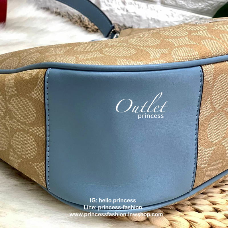 COACH SIGNATURE ZIP SHOULDER BAG กระเป๋าถือหรือสะพายไหล่ ทรงสวย ลาย signature วัสดุหนัง PVC. เนื้อนิ่ม ตัดของหนังสีฟ้า เปิดปิดด้วยซิป ภายในกว้าง ใส่ iPad, A4 และของใช้ได้เยอะ มีช่องเล็ก และช่องซิปค่ะ Must have!