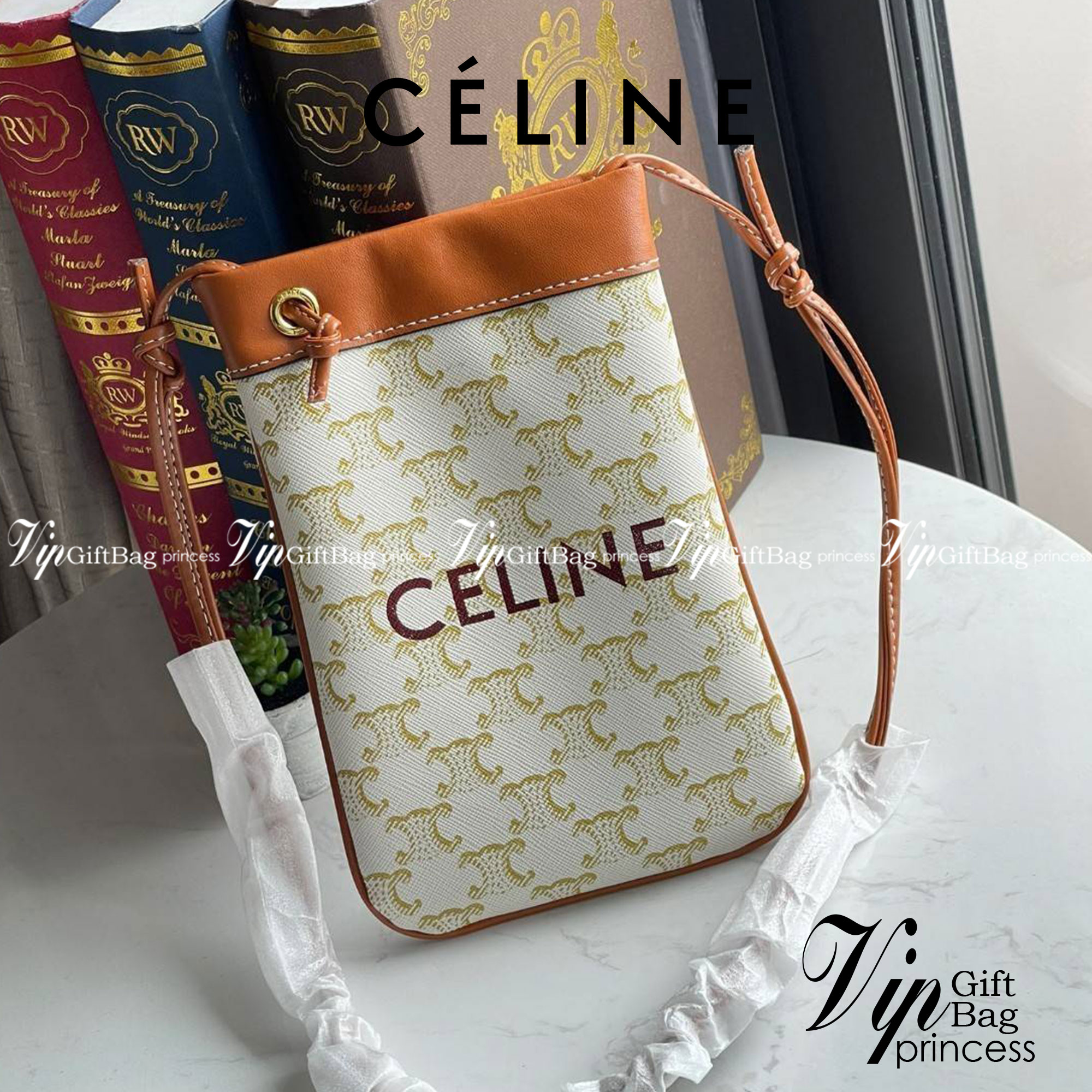 Celine Triomphe Pouch Crossbody Bag / Celine Phone Bag ในวันที่ต้องการความคล่องตัว เราสามารถหยิบกระเป๋าใส่โทรศัพท์ประเภทนี้เพื่อใส่เพียงแค่โทรศัพท์ เงิน และของสำคัญชิ้นเล็ก ๆ ได้เลย โดยไม่ต้องพกกระเป๋าใบใหญ่ ๆ ไปให้เกะกะ แถมยังดูเป็นแฟชั่นที่ทันสมัยอีกด้ว