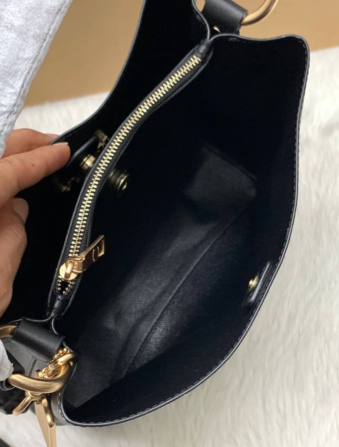 COACH TOWN BUCKET BAG WITH HORSE AND CARRIAGE PRINT ((2081-236)) 🔺กลับมาแล้ว ตามคำเรียกร้องค่ะ! กระเป๋าคล้องไหล่//สะพายข้างได้ วัสดุ pvc อย่างดี หนังนิ่มป่องพองตัวสวยงาม ลายรถม้าทั้งใบค่ะ ภายในกระเป๋าแบ่งเป็น2ช่องหลัก เปิดปิดแบบกระดุมแม่เหล็ก ภายใ