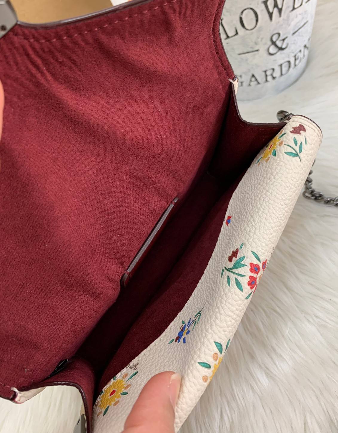 COACH TABBY CROSSBODY WITH WILDFLOWER PRINT ((810)) พร้อมส่งที่ไทยค่ะ! กระเป๋าสะพายครอสบอดี้ร์หรือสามารถถือแบบคลัทออกงานสวยๆได้เลยนะคะ วัสดุหนังแท้ หนังนิ่มค่ะ