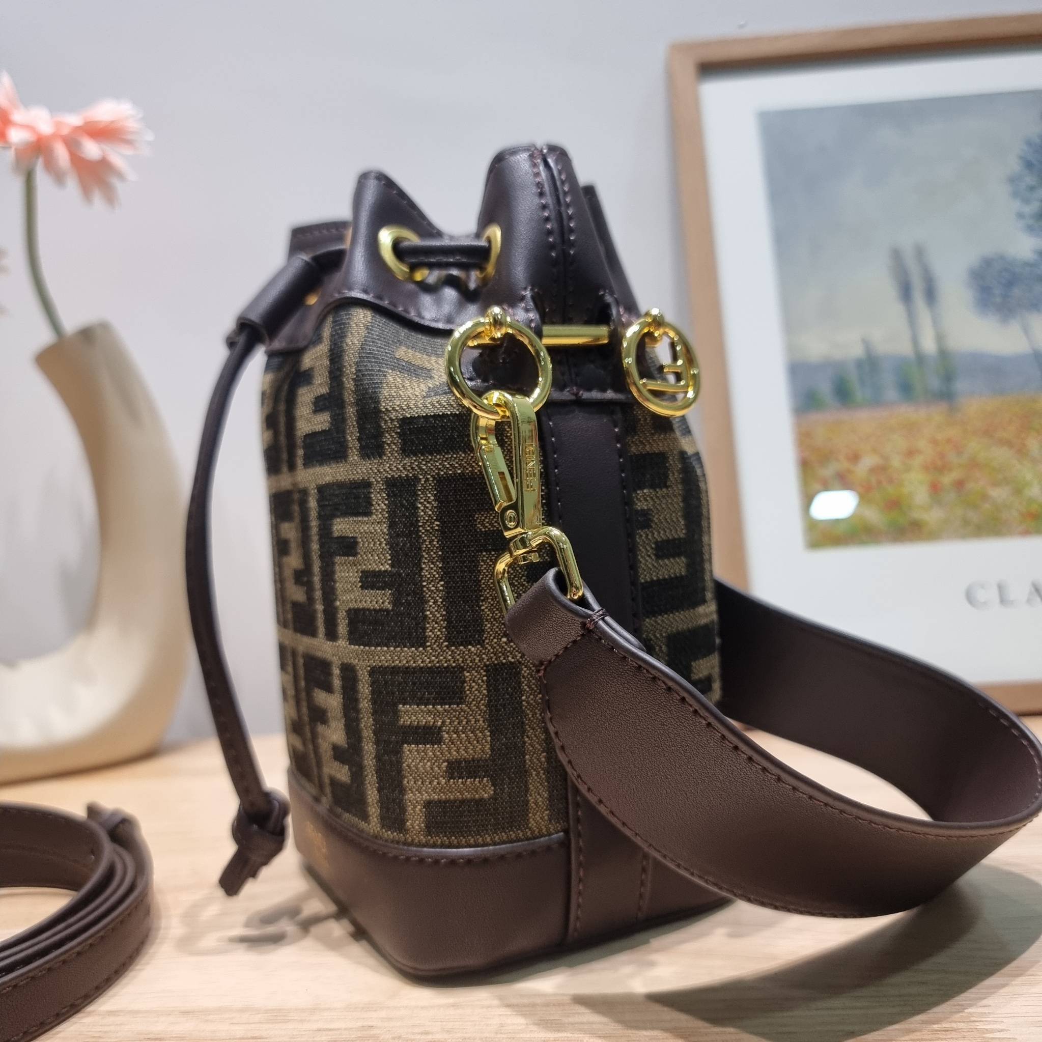 FENDI MINI BUCKET BAG / Fendi Mon Tresor Mini Brown Bag กระเป๋าสะพายทรงขนมจีบยอดฮิต ไซส์มินิ ที่น่ารักน่าใช้มาก ดีไซน์สวยอยู่ทรง วัสดุผ้าแคนวาสสลับหนังแท้ ดีเทลห่วงคล้องอะไหล่สวยหรู มาพร้อมสายสั้นคบ้องแขน และสายครอสบอดี้สำหรับสะพายข้าง สลับใช้ได้ไม่จำเจ ภ